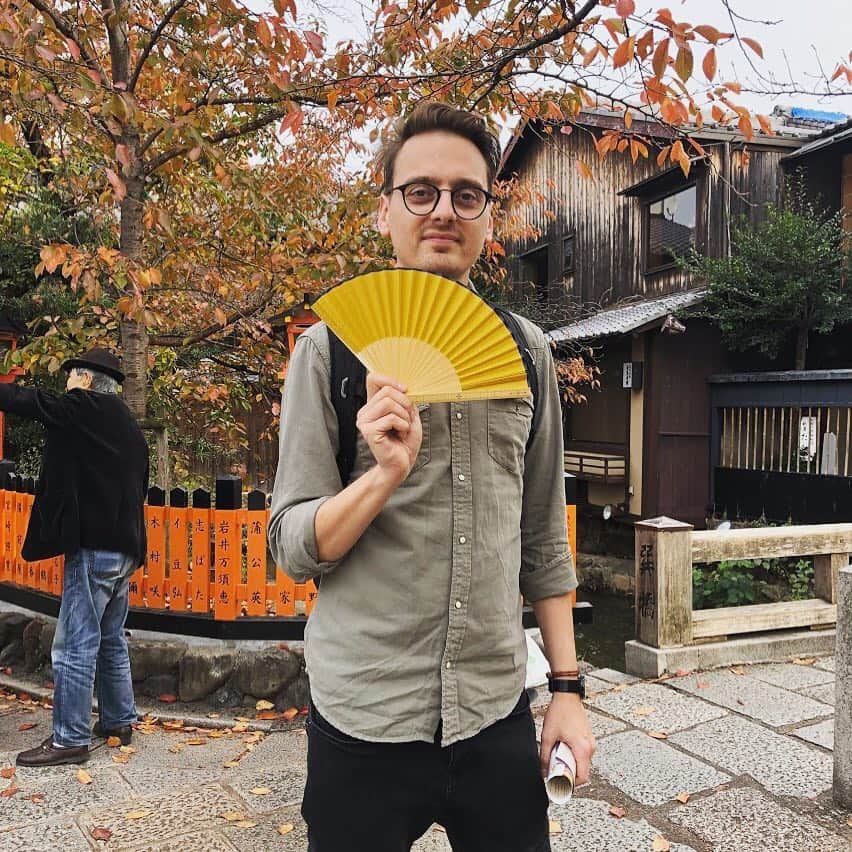 西川庄六商店／NISHIKAWA SHOUROKUのインスタグラム：「. 創業1585年 近江八幡「西川庄六商店」 定規扇子 price:¥4200（税抜） http://nishikawashouroku.jp/ . #nishikawashouroku  #sensu #handfan  #fashion #ootd #photooftheday #japantrip #travel #kyototravel #japan #oumihachiman  #kyoto #instafamous  #moma #momadesignstore  #일본 #패션스타그램 #西川庄六商店  #紅葉  #扇子 #和雑貨 #雑貨 #ファッション #写真好きな人と繋がりたい  #お洒落さんと繋がりたい  #近江八幡 #京都 #祇園」
