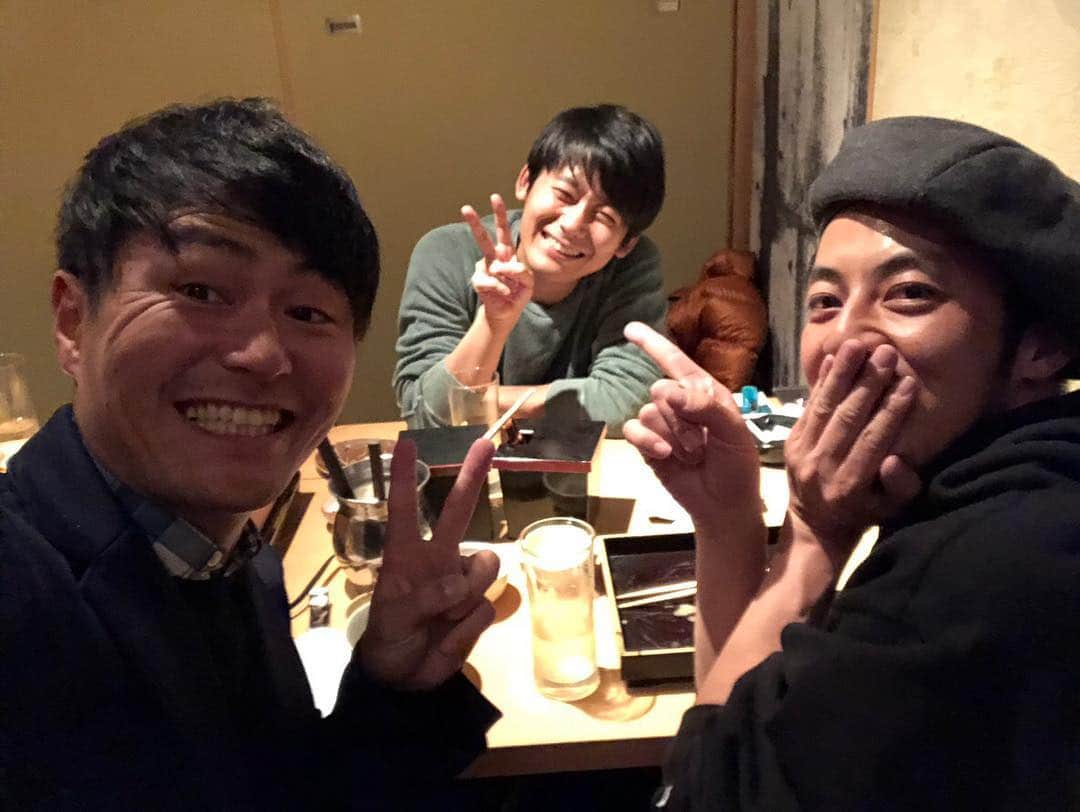 佐藤太一郎さんのインスタグラム写真 - (佐藤太一郎Instagram)「ロザン菅さん、キングコング西野さん、ラフ次元梅村くんと飲み会。 クラウドファンディングの成功を、自分のことのように喜んでいただけて、めちゃくちゃ嬉しかった。 この人達と一緒にいれるように、これからも変化し続けます！」12月17日 12時12分 - satotaichiro_shinkigeki