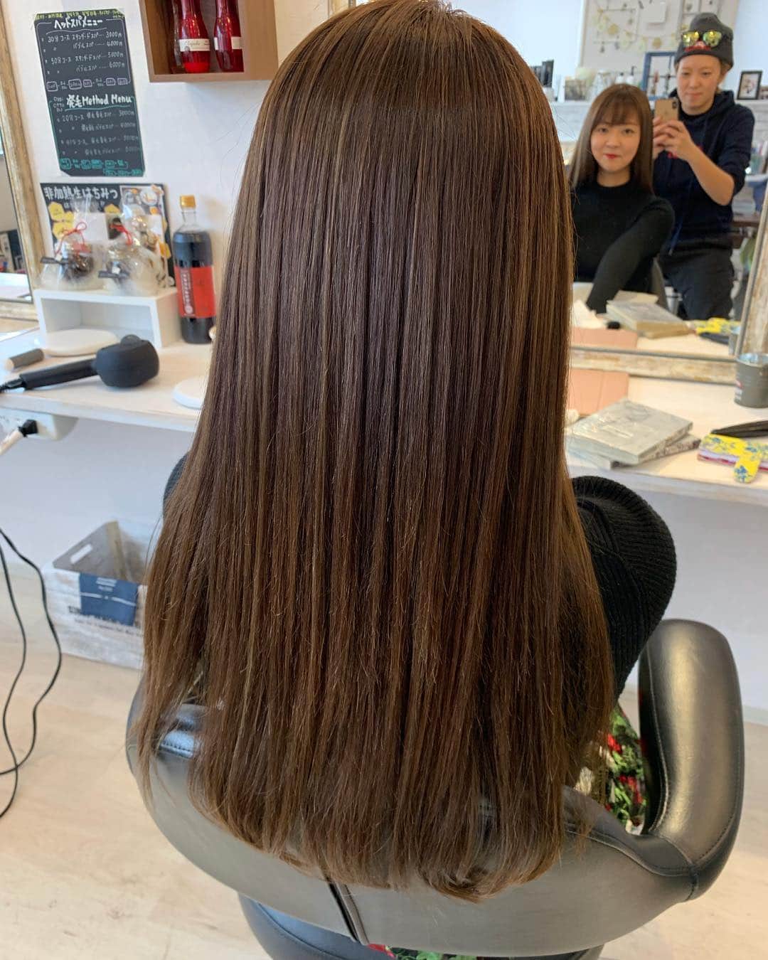 常盤よしこのインスタグラム：「プリンをようやく脱出！！ allymarryの有馬さんは 相変わらず眉毛がありませんが、 腕は確かです。笑 つやつや〜♫ . .  allymarry 〒8620965  熊本県 熊本市南区田井島2丁目9-8 096-295-6235 http://allymarry.com  #allymarry#熊本美容室#ヘアサロン」