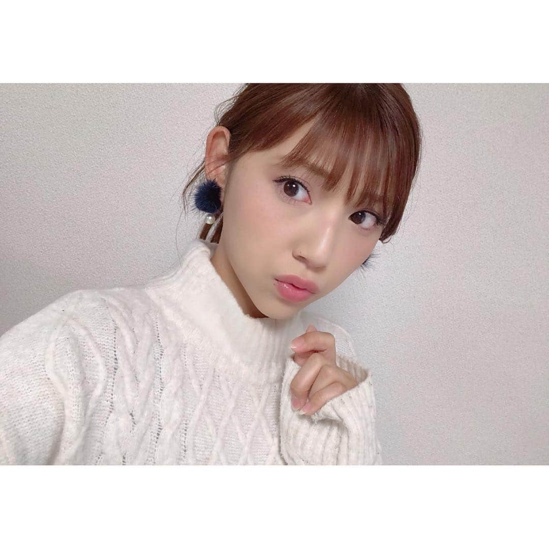 森脇亜紗紀さんのインスタグラム写真 - (森脇亜紗紀Instagram)「❤︎🐏 普段ポニーテールしない私も 白ニット着るとしたくなるから不思議☺️ 毎日寒いけど、ふわふわ もふもふの アクセサリーが似合う冬が好き。💭❤︎ #whiteknit #ponytail#hair #naturalmake #今週も笑顔で過ごせますように ❤︎」12月17日 13時53分 - asaki516