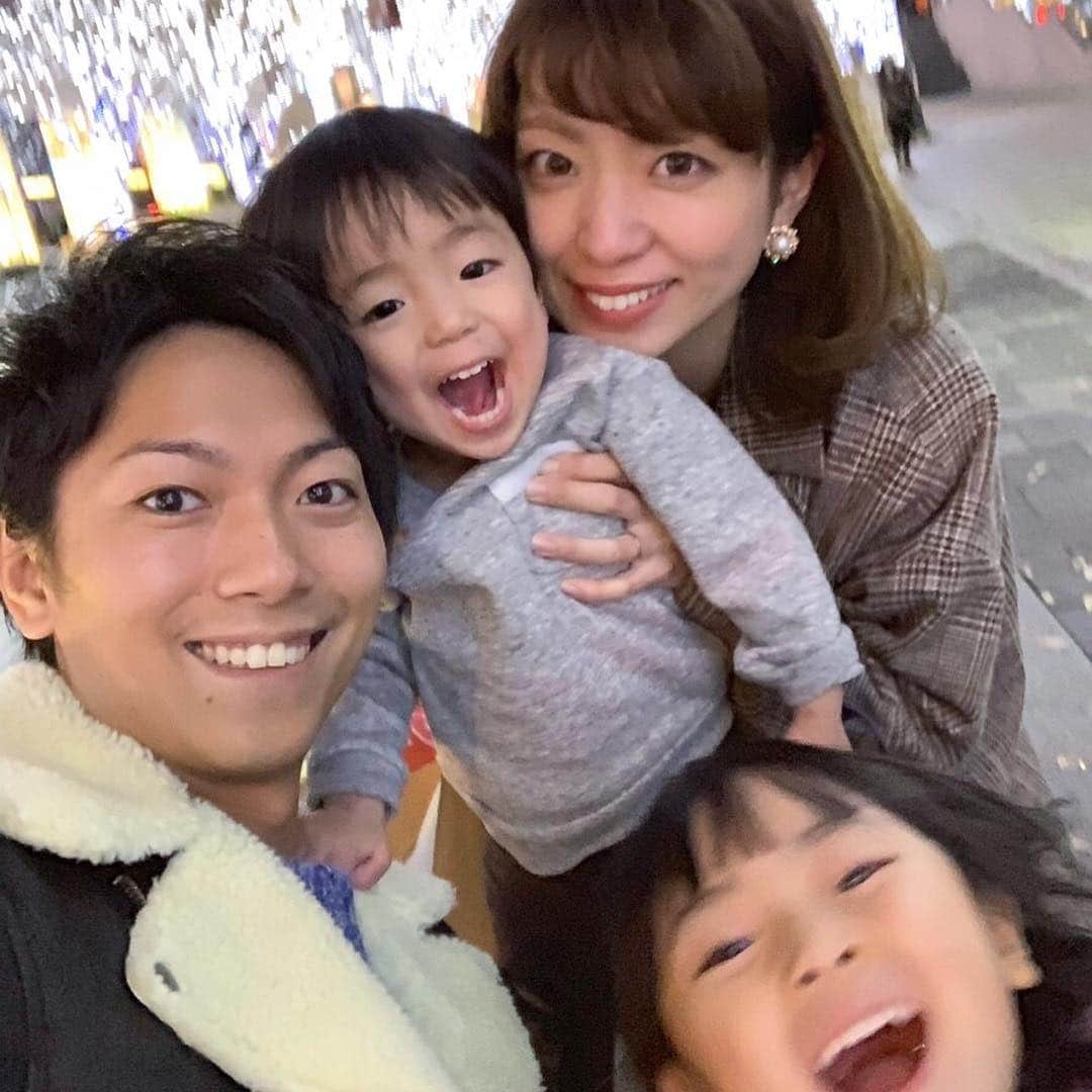 筧沙奈恵さんのインスタグラム写真 - (筧沙奈恵Instagram)「家族で六本木ヒルズへ😊 ・ モコモコのクリスマスツリーにほっこり✨子どもたちは登りたそうでしたが、登ってはいけないということで我慢👦👧 ・ 大好きなけやき坂のイルミネーションも見に行きました😌 ・ 寒かったけれど、子どもたちは満面の笑み❤️TSUTAYAでそれぞれ好きな絵本を買って帰りました📚 ・ #六本木ヒルズ #けやき坂 #けやき坂イルミネーション #roppongi #roppongihills #イルミネーション #イルミネーション2018 #クリスマスツリー #クリスマス #子連れお出かけ #家族写真 #2児ママ #2人育児」12月17日 19時00分 - sanaekakei