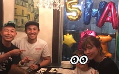 そうすけのインスタグラム：「顔見せられないのが残念だが、しかし可愛すぎる男の子  #中尾明慶くん #仲里依紗ちゃん #ワニをかぶってるのが僕です #美男美女夫婦 #セーラー服と機関銃のドラマで中ちゃんと会う #打ち上げで仲良くなった #すぐ股間触ってくる男の子」