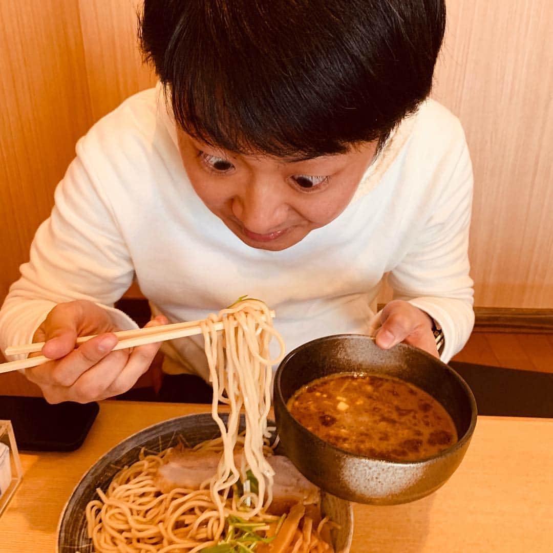 安田顕さんのインスタグラム写真 - (安田顕Instagram)「名店発見。魚介スープ旨し！ #のれん史上稀に見るのれん #つけ麺を睨むマネージャーの塩川くん #睨み飯」12月17日 13時43分 - yasu_da_ken