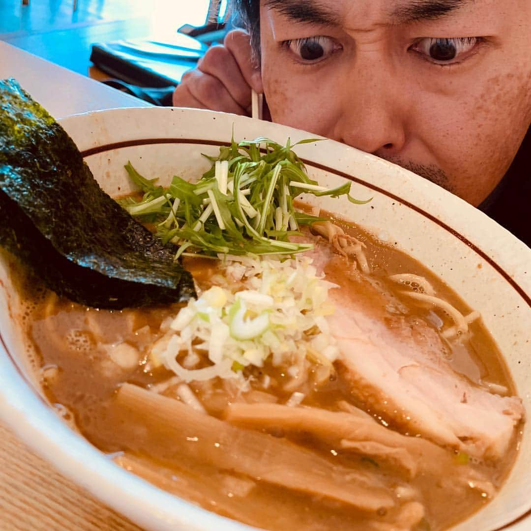 安田顕さんのインスタグラム写真 - (安田顕Instagram)「名店発見。魚介スープ旨し！ #のれん史上稀に見るのれん #つけ麺を睨むマネージャーの塩川くん #睨み飯」12月17日 13時43分 - yasu_da_ken