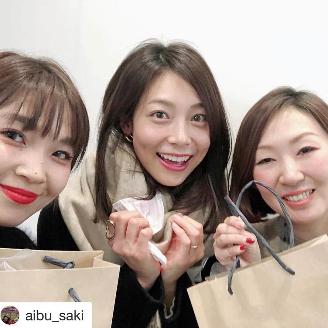 堀加奈子のインスタグラム：「今年も一年間ありがとうございました😊沢山楽しい時間を過ごせて幸せな一年でした😍💕 . また来年もご来店楽しみにお待ちしてます🙋‍♀️✨✨ また女子トークしましょうね❤️❤️❤️ #Repost @aibu_saki with @get_repost ・・・ 今年もありがとうございました！髪の毛綺麗にしてもらって気分スッキリ。年末のバタバタをのりきれそう😊 #belle銀座5丁目店」