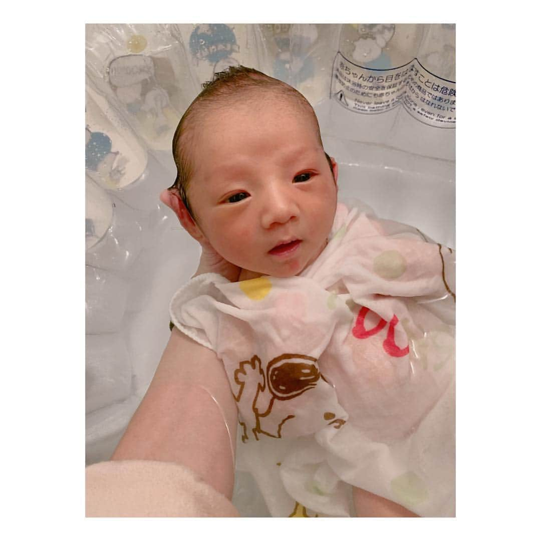 辻希美さんのインスタグラム写真 - (辻希美Instagram)「お風呂は好きみたいで良かったぁ👶💕" #生後9日 #幸空 #沐浴 #気持ち良さそう #お風呂中の顔大好き #姉弟みんな同じ顔だ #お風呂中の顔は希空に1番似てるかも #基本は#青空似 #男顔 #癒しボーイ」12月17日 15時07分 - tsujinozomi_official