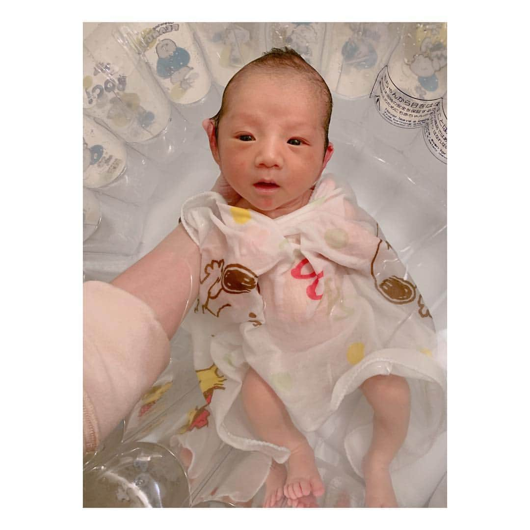 辻希美さんのインスタグラム写真 - (辻希美Instagram)「お風呂は好きみたいで良かったぁ👶💕" #生後9日 #幸空 #沐浴 #気持ち良さそう #お風呂中の顔大好き #姉弟みんな同じ顔だ #お風呂中の顔は希空に1番似てるかも #基本は#青空似 #男顔 #癒しボーイ」12月17日 15時07分 - tsujinozomi_official