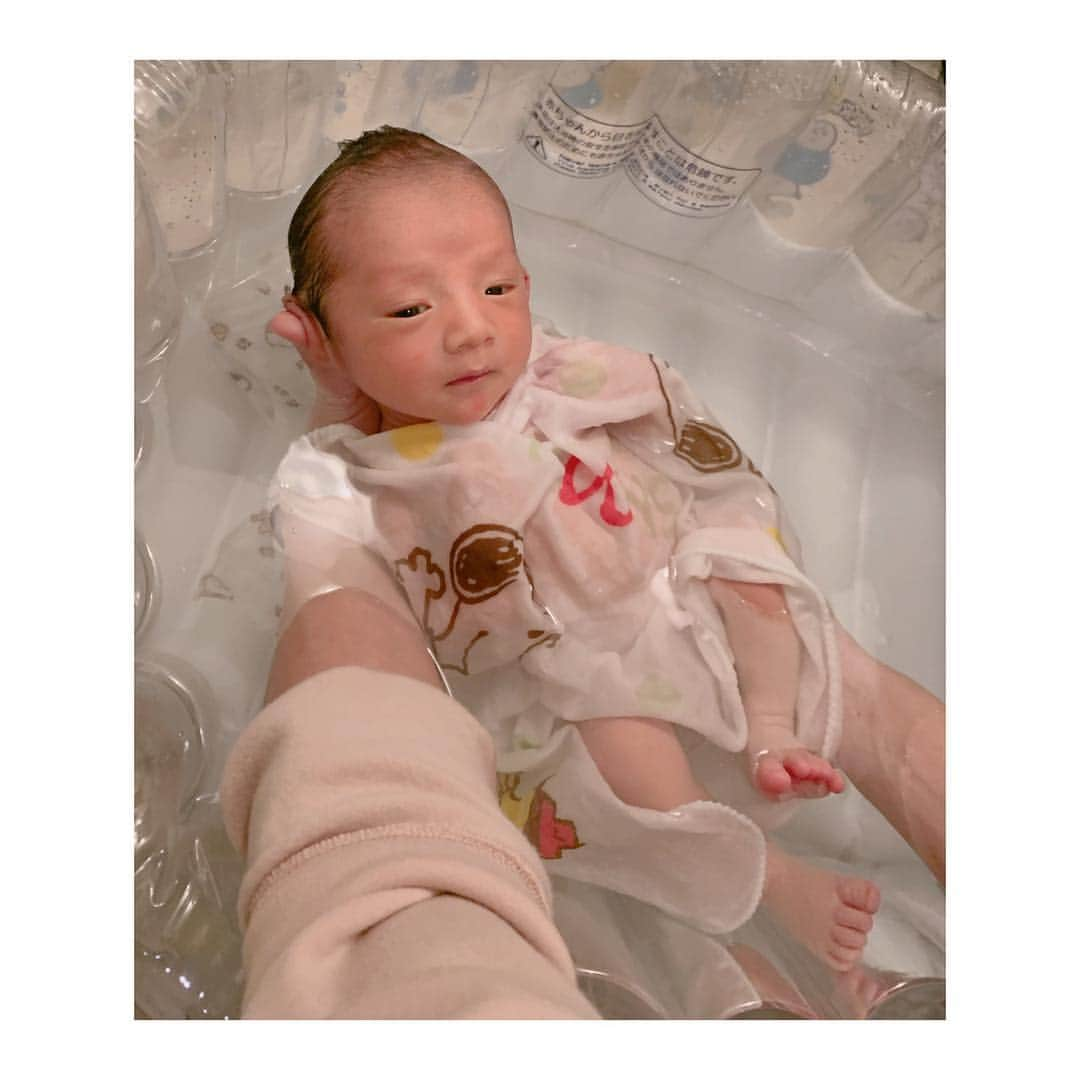 辻希美さんのインスタグラム写真 - (辻希美Instagram)「お風呂は好きみたいで良かったぁ👶💕" #生後9日 #幸空 #沐浴 #気持ち良さそう #お風呂中の顔大好き #姉弟みんな同じ顔だ #お風呂中の顔は希空に1番似てるかも #基本は#青空似 #男顔 #癒しボーイ」12月17日 15時07分 - tsujinozomi_official