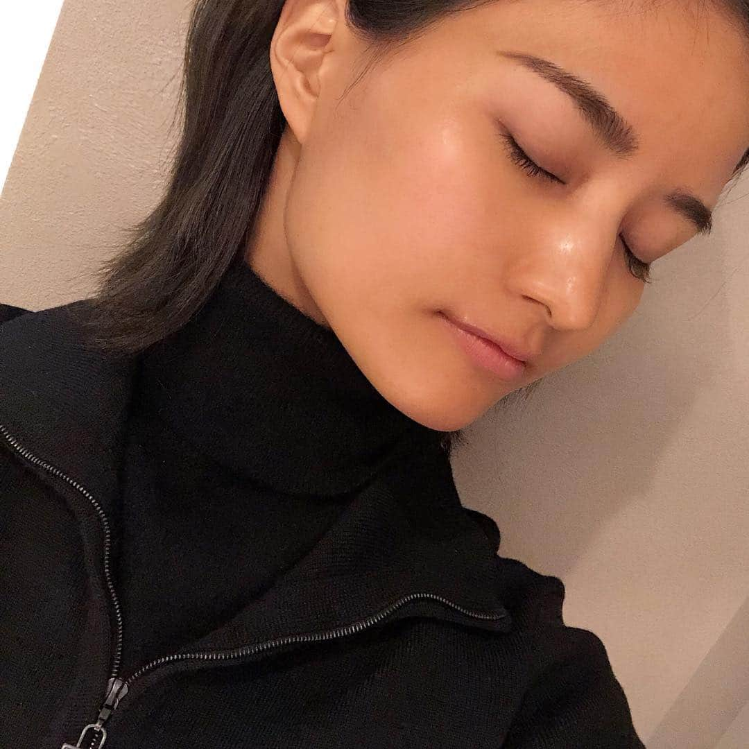 林まきさんのインスタグラム写真 - (林まきInstagram)「先日、肌のトリートメントをしてきました💆🏻‍♀️💕 冬になり乾燥肌が悪化してしまい、化粧のりも悪くなってしまったので、医療美容の肌メンテナンス✨ . アメリカやイギリスでも人気のハイドラフェイシャルは最新のピーリング治療です。 お水の力でソフトピーリングしつつ肌のデトックスをしてくれるので、施術が終わった直後からツヤ肌です☺️❤️ @hydrafacial.jp が東京にもついに来たので、ご興味ある方はぜひチェックしてみてください✨ #hydrafacial #肌トリートメント . ここからは更に興味がある方が読んでみてください☺️ . 私自身ものすごく乾燥肌なので、食べ物や普段のスキンケアも気をつけていますが、それでも冬はかなり乾燥していました。 ただトリートメントをしてから、仕込みかな？と思うくらい(笑)、色んなところで"肌質が綺麗ですね"と褒めてもらえました☺️💕(盛ってません、本当にびっくりするくらい言われました笑) . ハイドラフェイシャルをやって強いて一つ気になった点を挙げると、私が元々乾燥肌というのもあると思いますが、ピーリングしている分、いつもより念入りに朝晩の保湿をしっかりしないと、若干つっぱる感じがします。 . ピーリングで肌が化粧水や美容液をしっかり吸収できる状態になっているので、たっぷり潤いを与えた方がやはりいいんだと思います。 . 次の日の化粧のりが更に良くなるなと感じました。 .  3枚目は完全にすっぴんですが、ファンデーションなしで肌のトーンが上がりました☺️ (2枚目は施術直後に軽くメイクしました) . 体験してみて本当に良かったので長々と書いてしまいましたが、肌トラブルが気になる方は、まず一度体験してみるといいと思います。 本当にオススメです☺️ #ハイドラフェイシャル」12月17日 15時10分 - maki__mh