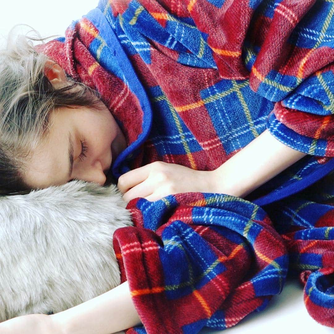 EMMAROBE【公式】のインスタグラム：「【HAPPINESS】 ねぇ。 あなたが一番幸せに感じる時は？ ⠀⠀ わたしはやっぱり この瞬間かなぁ。 ⠀⠀ #幸せな時間 #ふわふわ #ポカポカ #おやすみタイム #EMMAROBE #エマローブ #robe #blanket #ブランケット」