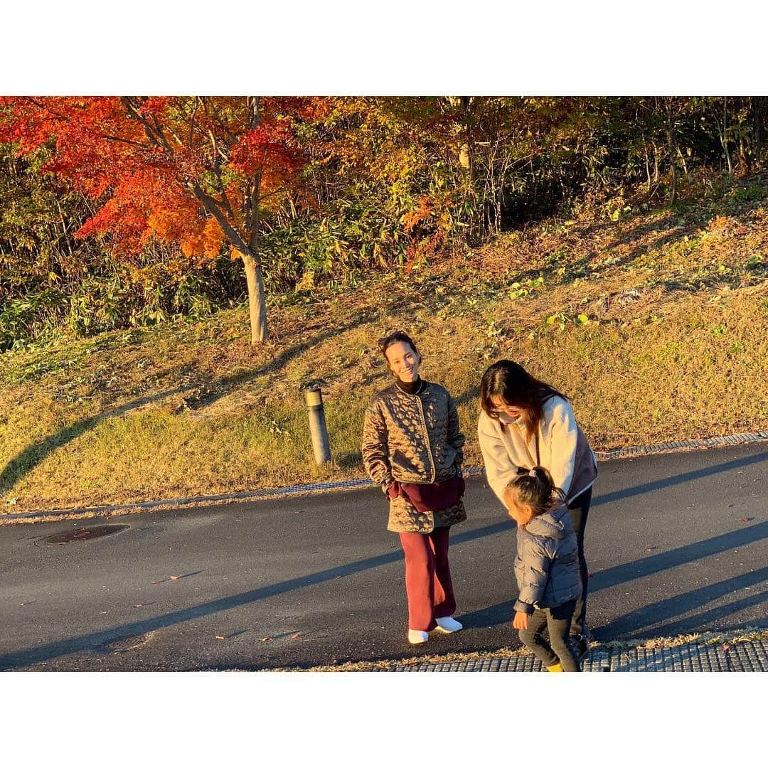 佐々木希さんのインスタグラム写真 - (佐々木希Instagram)「秋田へ。 東京の友達&秋田の友達🤝♡ 大好きな人同士が仲良くなる幸せ。 嬉しいな！  しっかし、秋田の空気は本当に美味しい。 ひんやりとした澄んだ空気が気持ちいい。 パワーアップするために 充電完了☺️ #田沢湖 #秋田」12月17日 15時55分 - nozomisasaki_official