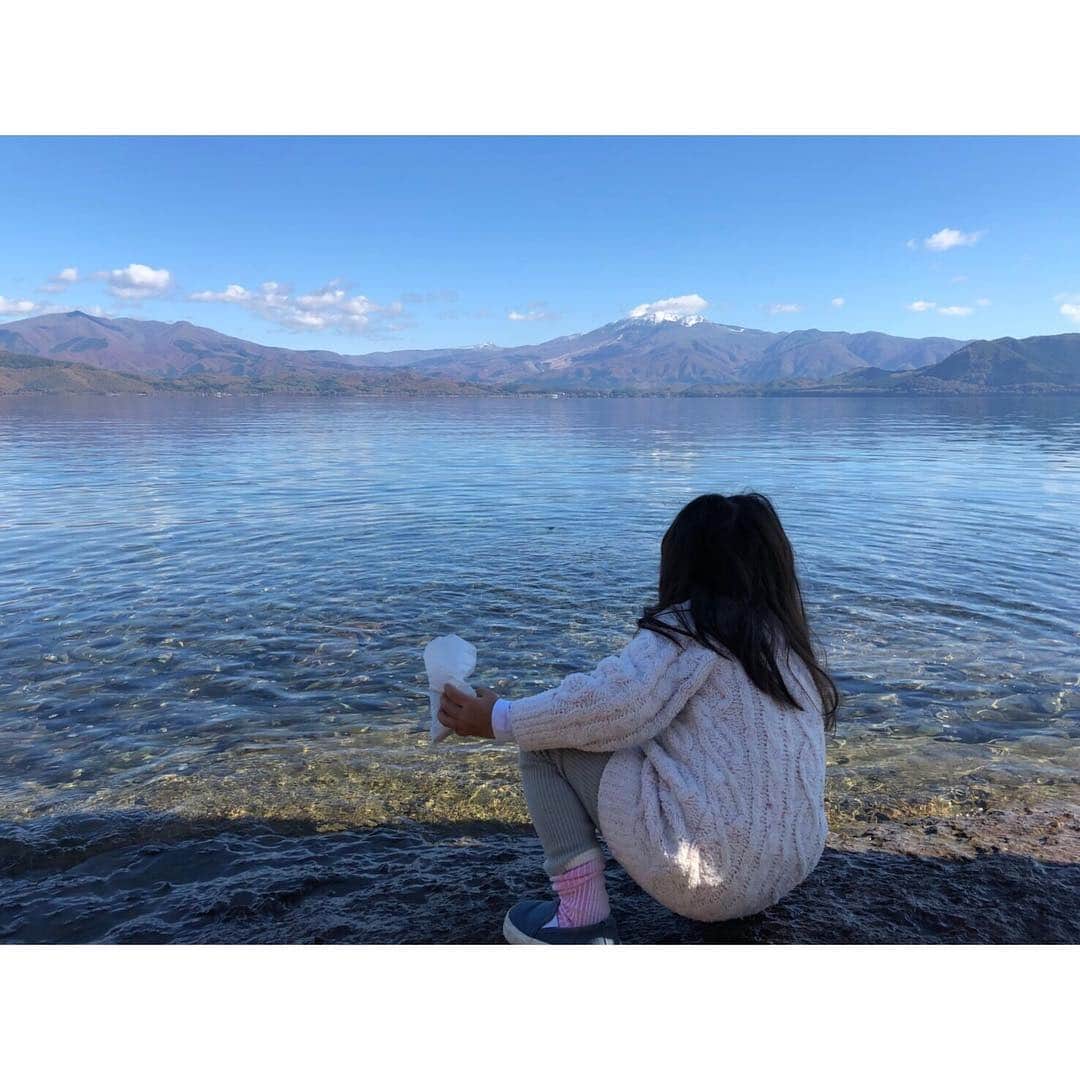 佐々木希さんのインスタグラム写真 - (佐々木希Instagram)「秋田へ。 東京の友達&秋田の友達🤝♡ 大好きな人同士が仲良くなる幸せ。 嬉しいな！  しっかし、秋田の空気は本当に美味しい。 ひんやりとした澄んだ空気が気持ちいい。 パワーアップするために 充電完了☺️ #田沢湖 #秋田」12月17日 15時55分 - nozomisasaki_official