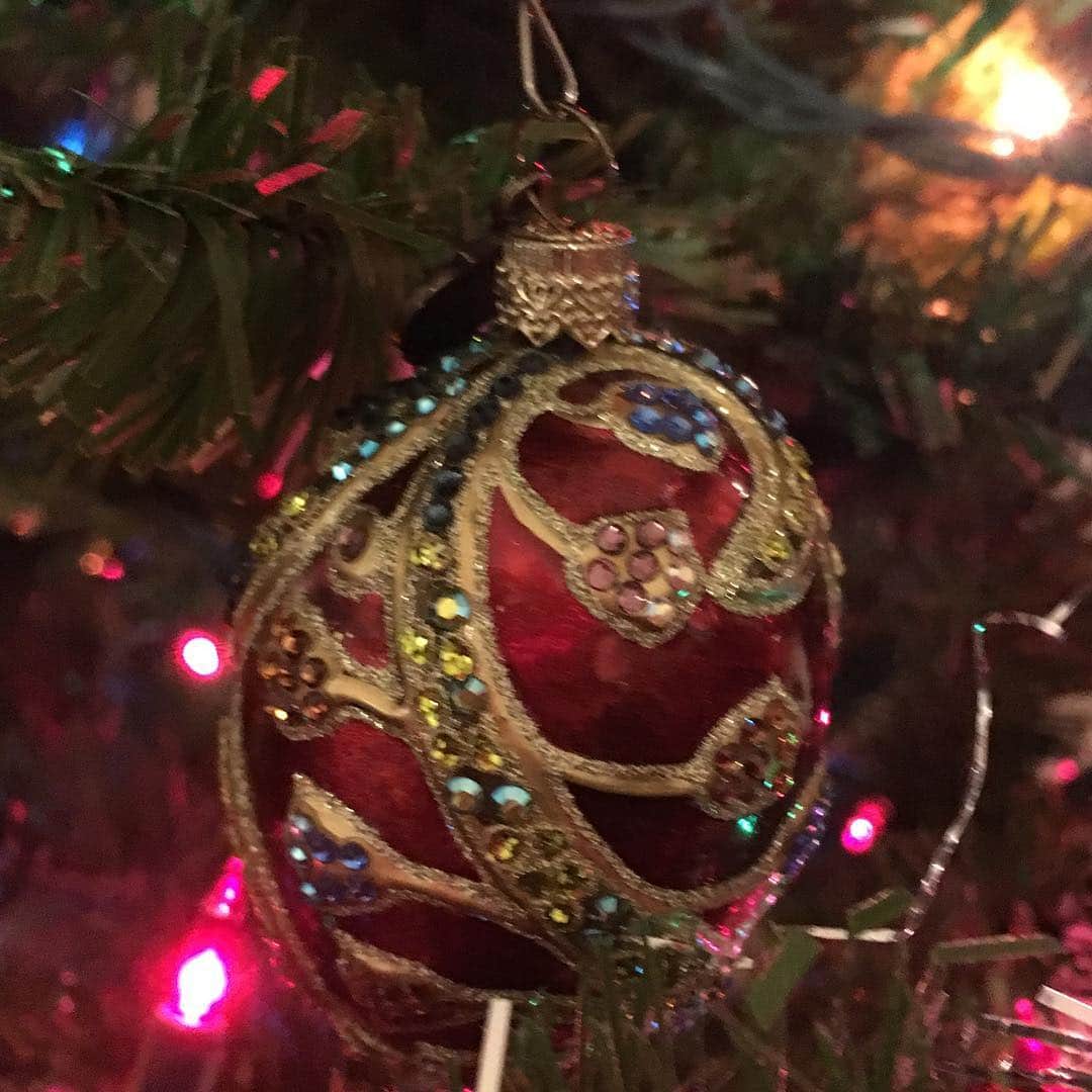 アメリカ大使館さんのインスタグラム写真 - (アメリカ大使館Instagram)「クリスマス🎄まであと1週間〜‼️ ツリーに飾られるオーナメント🔔 本当に色々な種類があって可愛いんです😍 ツリーを遠くから見るのも綺麗ですが、オーナメントをじっくり楽しむのも良いですね🤩🎅⛄️ . #us #usa #america #christmas #traditional #ornaments #christmasornaments #tree #illumination #christmastree #arts #holiday #holidayspirits #winter #santa #snowman #disney #instaphotos #instagood #アメリカ #クリスマス #飾り付け #オーナメント #留学 #海外生活 #文化 #kawaii #冬休み #イルミネーション #クリスマス気分」12月17日 17時06分 - usembassytokyo