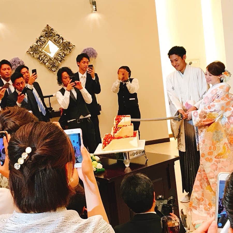 ラ メゾン デ アンボワーズのインスタグラム：「新郎の宝物❗日本刀でのケーキ入刀は渋すぎですね😲✴ #アンボワーズ#桑名#結婚#結婚式#結婚式場#ウエディング#家族#家族挙式#家族婚#感謝#プレ花嫁#プレ花嫁卒業#卒花嫁#2018秋婚#wedding#family#instawedding#instaphoto#instagood#instabride#photo」