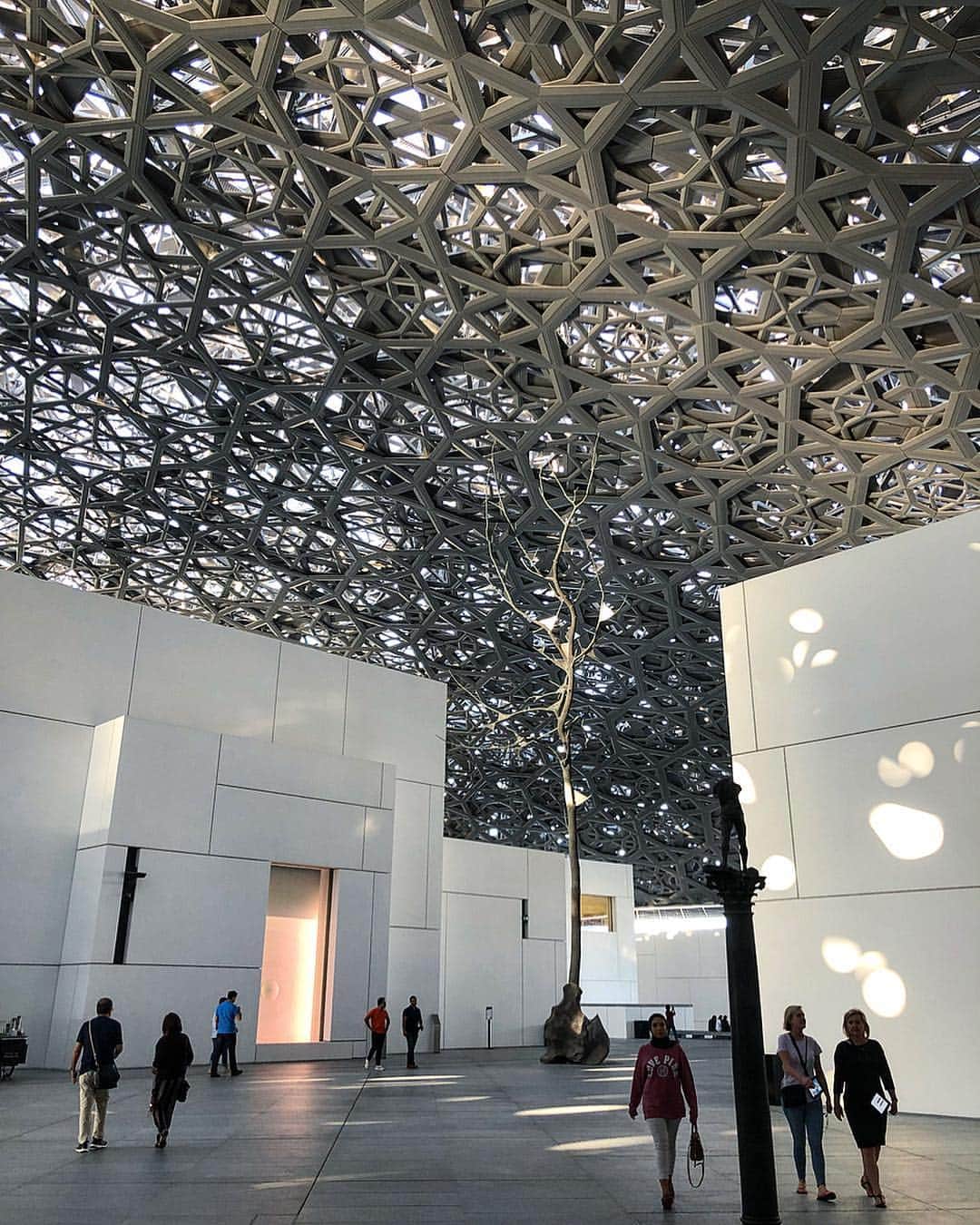 西山真以さんのインスタグラム写真 - (西山真以Instagram)「* 昨年2017年に開館したばかりの 《Louvre Abu Dhabi》へ。 . 世界的に著名なフランス人建築家のジャン・ヌベル氏による設計で、 オアシスに茂るヤシと、その木漏れ日である「光の雨」がモチーフになっているんだとか。  幾何学模様のドーム屋根がとても印象的で、現代的なモスクを連想させるデザイン。 まさに光の雨が壁や床に映し出されていて、入った瞬間立ち止まってしまうほどの美しさでした。 . 展示品は時代も国も多岐に渡っていて、紀元前のものから現代アートまで様々。 個人的に好きなゴッホやモネの作品も。 建築を見るだけでも行く価値があるのではと思われる素晴らしい新名所でした✨ . #trip  #dubai  #2018 #winter #louvredubai  #museum  #jeannouvel」12月17日 19時44分 - mai0830