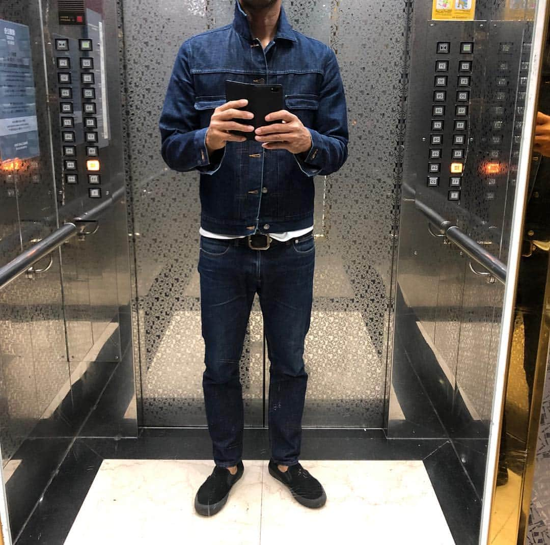 英智のインスタグラム：「denim on denim(^^)。 まー大概、遠征先はこの格好。 スーツケースにコレさえ入っていれば大丈夫。 vansのスリッポンに、APCのGジャン&Gパン。htcのベルト。 この格好で4年くらい。 まー飽きてきたけど、まだ飽きない。  体にフィットしてないから着にくい。肩が突っ張る。 そのうち、ストレスが軽減してくるのかと期待しながら着続けてる。 若干楽になってきた。 #飽きない服 #denimondenim  #apc #vans  #slipon  #htc #嬉しい楽しい大好き #エレベーター内 #鏡に映る自分」