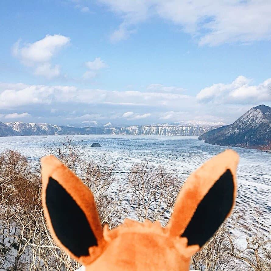 【公式】プロジェクトイーブイのインスタグラム：「⠀ 📍Lake Mashu, Hokkaido / 摩周湖（北海道）⠀ ⠀ 摩周湖はすっかり雪景色☃⠀ イーブイ、雪道は気を付けて歩こうね❄⠀ ⠀ Lake Mashu is beautiful in the summer, ⠀ but it’s even prettier frozen☃ in the winter!⠀ ⠀ ⠀ #traveleevee#トラベルイーブイ#ポケモン⠀⠀⠀ #projecteevee#プロジェクトイーブイ#イーブイ⠀⠀⠀ #pokemon#eevee#eievui#travel#japantrip#wintertrip⠀ #wintertrip2018#hokkaido#hokkaidotrip#lakemashu⠀ #北海道#北海道旅行#北海道観光#摩周湖#冬の景色⠀」