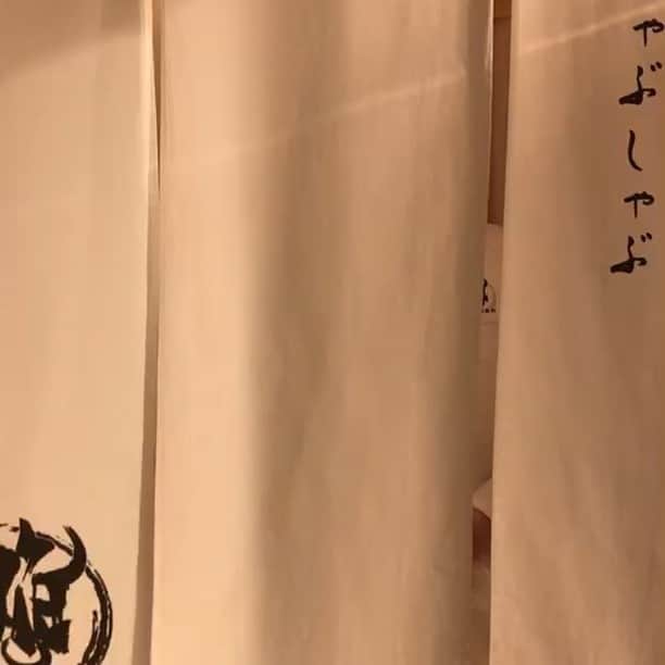 ほむら名古屋のインスタグラム：「#名古屋焼肉といえばほむらだがや ﻿﻿﻿﻿﻿﻿ ﻿﻿﻿﻿﻿﻿﻿﻿ ﻿ 『いらっしゃいませ〜』﻿ ﻿ ﻿ 本日もご来店いただきましてまして、ありがとうございます✨﻿ ﻿ ﻿ 寒さも本格的に、冬になってきましたね🍃﻿ ﻿ ﻿ 体調には、気をつけて下さいね😊✨﻿ ﻿ ﻿ そういえば、来週は、クリスマスですね🎅﻿ ﻿ ﻿ まだ、お店が決まってない方には、ほむら名古屋をオススメ✨﻿ ﻿ ﻿ 完全豪華個室、 A5ランクな近江牛、お土産付きなど、素敵な時間が過ごせるかと思います💕﻿ ﻿ ﻿ By テラノ🐻♡﻿ ﻿ ﻿ ﻿ A５ランクの近江牛が食べれるのはほむら名古屋がNo1‼️﻿ 本日もほむら名古屋店でお待ちしております✨﻿ ﻿ 🌸忘年会シーズン到来🌸﻿ 幹事の皆さーん✨﻿ 2018年忘年会シーズンきましたよ‼️﻿ ・ゴージャス個室あり﻿ ・団体様フロア完備﻿ ・そしてほむらのお土産ありetc…﻿ もうカンペキなお店です♡﻿ ﻿ 受付開始しており混み合っておりますのでお早めに🙇‍♂️🙇‍♀️﻿ ﻿ ﻿ ﻿ ほむら名古屋店﻿ ﻿ #ほむら#homura#名古屋#肉テロ#肉﻿ ﻿ #ほむら#homura#名古屋#肉テロ#肉﻿﻿ #焼肉 #焼肉ランチ #大須 #大須観音 #上前津 ﻿ #テスト勉強 #部活 #グルメ #グルメ好きな人と繋がりたい #お誕生日会 #デート #ディナー #個室 #名古屋居酒屋 #居酒屋 #雰囲気の良いお店 #カルビ #ステーキ #牛タン ﻿ #店長テラノは最高の笑顔だった」