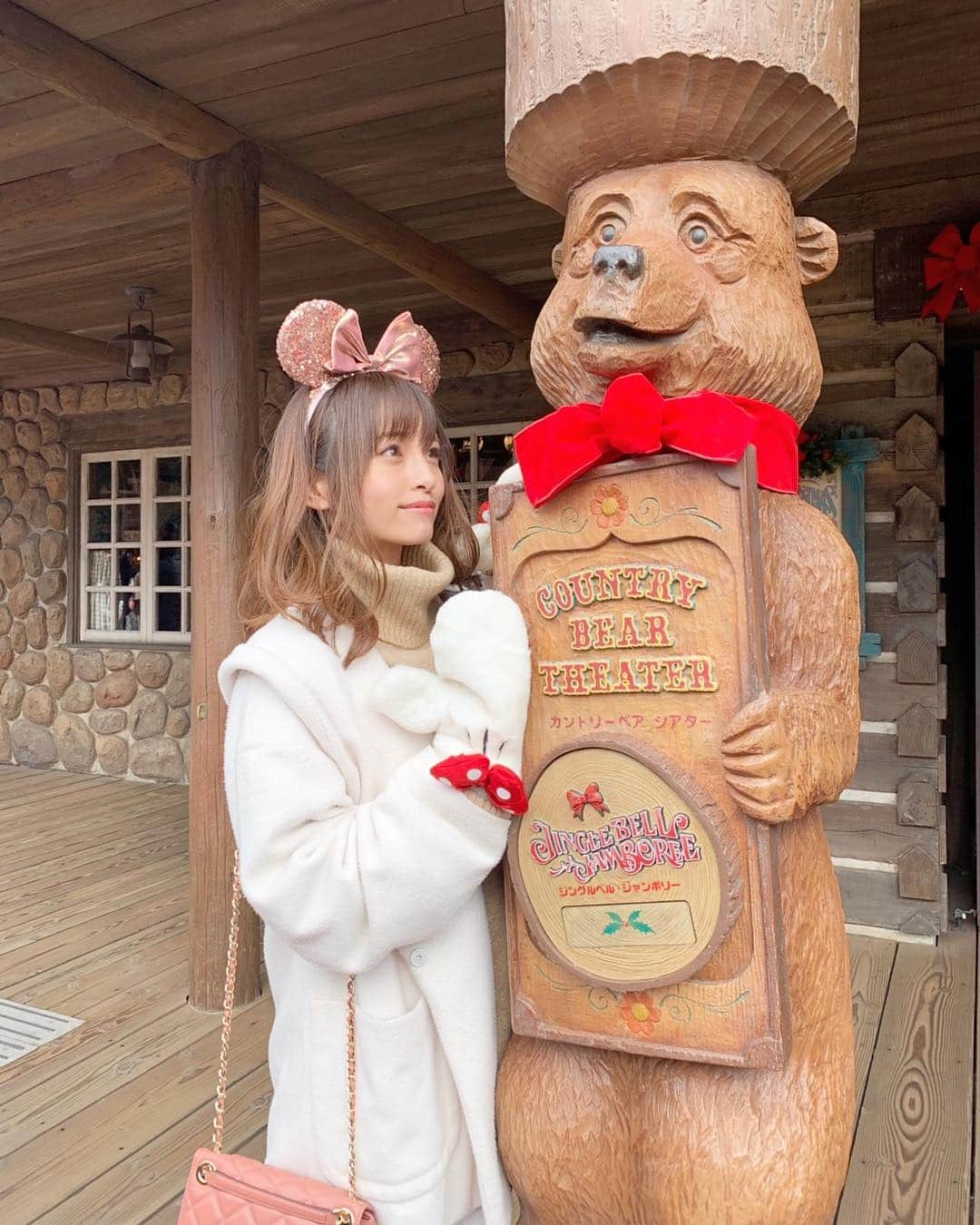 三田寺円のインスタグラム：「クリスマス バージョンのカントリーベアシアター はじめてみたよ〜🥰🐻🎄💗 #カントリーベアシアター #ギプス したクマさん可愛かった🧸」