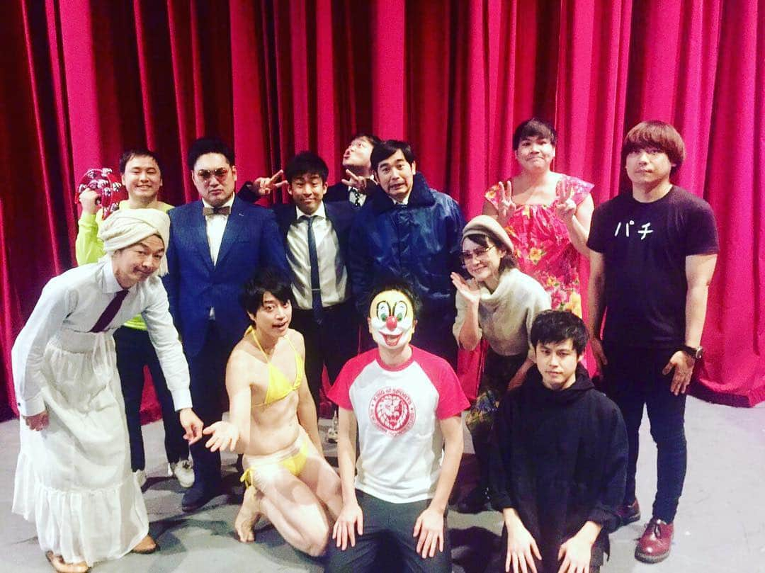 高倉陵さんのインスタグラム写真 - (高倉陵Instagram)「本日 『アメイジングネタレンジャー』でした。  ガチンコネタ対決 三拍子二連覇👑👑 企画は 紅白歌合戦🎤 誰が何の歌歌ったかわかるかな？？ 次回は2月！また告知します！！みんなに観に来て。  #三拍子#三拍子高倉#高倉陵#comedian#comedy#japanese#Standupcomedians#funny#ハマカーン#キャンキャン#チーモンチョーチュウ#オジンオズボーン#世田谷フレンズ#ネタレンジャー#ビキニ#幕張イオンモール」12月17日 21時44分 - takakulife