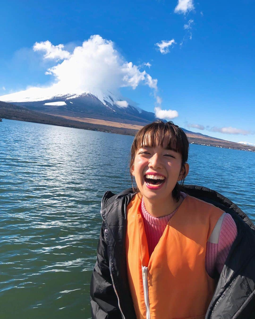 佐藤栞里さんのインスタグラム写真 - (佐藤栞里Instagram)「. 本日はMOREの連載撮影で山梨県へ❄︎ 富士山のこんなに近くで！ きらっきらの湖の上で！ ずっとしてみたかったことを☺️🐟 こんなに楽しいならもっと早く 来ればよかった！ あと5時間は続けられた😳笑 #MORE3月号☺︎ #ちょっと行ってみ！？ #帰り際には富士山のてっぺんが #どーんと顔を出してくれました #それはまた発売されてからのお楽しみ😚☘️」12月17日 21時55分 - satoshiori727