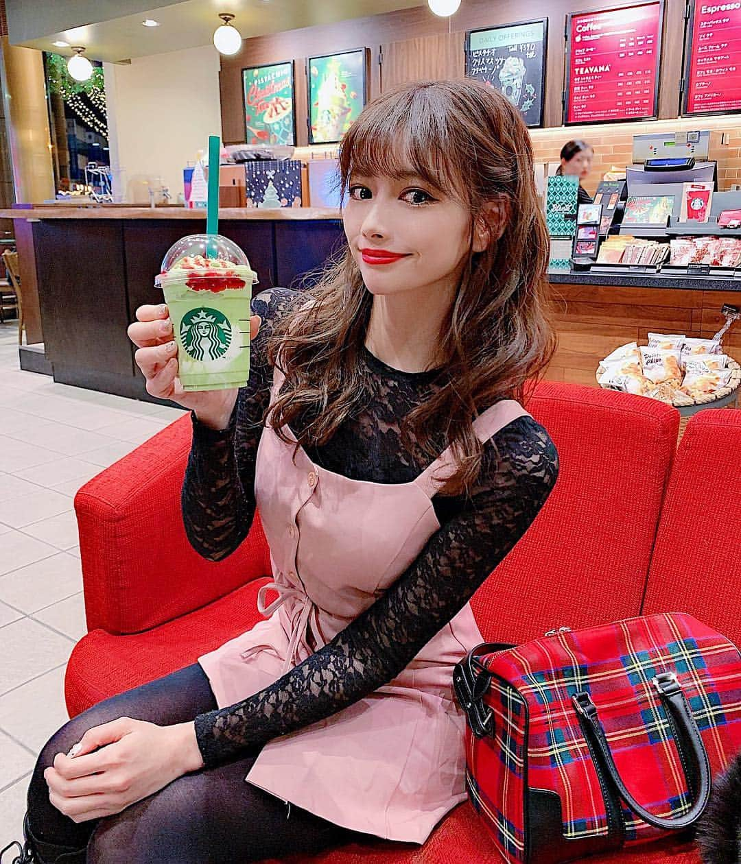 得あゆさんのインスタグラム写真 - (得あゆInstagram)「クリスマス🎄スタバ☕️ ・ 寒いのに冷たいの食べる🥰💚 ピスタチオクリスマスツリーフラペチーノ🎄💚 クリスマスツリーみたいで可愛い❤️ 味はピスタチオでめちゃうま💚❤️ ・ ・ ・ ・ ・ ・ #スタバ#スターバックス#ピスタチオクリスマスツリーフラペチーノ#アイスクリーム#アイス#冬#クリスマス#イルミネーション#クリスマスツリー#多摩センター#東京#インスタ映え#カメラ女子#ワンピース#可愛い#綺麗#かき氷#ファッション#コーディネート#ヘアスタイル#winterfashion#starbucks#icecream#onepiece#illumination#frappuccino#xmas#christmas#christmastree#tokyo」12月17日 22時16分 - tokuayu819