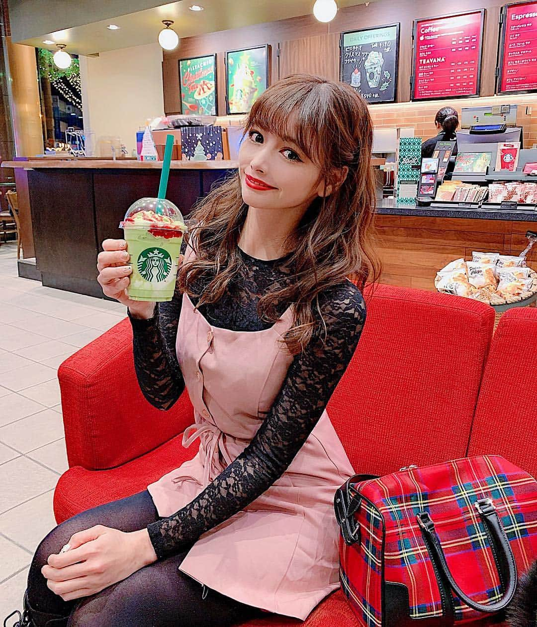 得あゆさんのインスタグラム写真 - (得あゆInstagram)「クリスマス🎄スタバ☕️ ・ 寒いのに冷たいの食べる🥰💚 ピスタチオクリスマスツリーフラペチーノ🎄💚 クリスマスツリーみたいで可愛い❤️ 味はピスタチオでめちゃうま💚❤️ ・ ・ ・ ・ ・ ・ #スタバ#スターバックス#ピスタチオクリスマスツリーフラペチーノ#アイスクリーム#アイス#冬#クリスマス#イルミネーション#クリスマスツリー#多摩センター#東京#インスタ映え#カメラ女子#ワンピース#可愛い#綺麗#かき氷#ファッション#コーディネート#ヘアスタイル#winterfashion#starbucks#icecream#onepiece#illumination#frappuccino#xmas#christmas#christmastree#tokyo」12月17日 22時16分 - tokuayu819