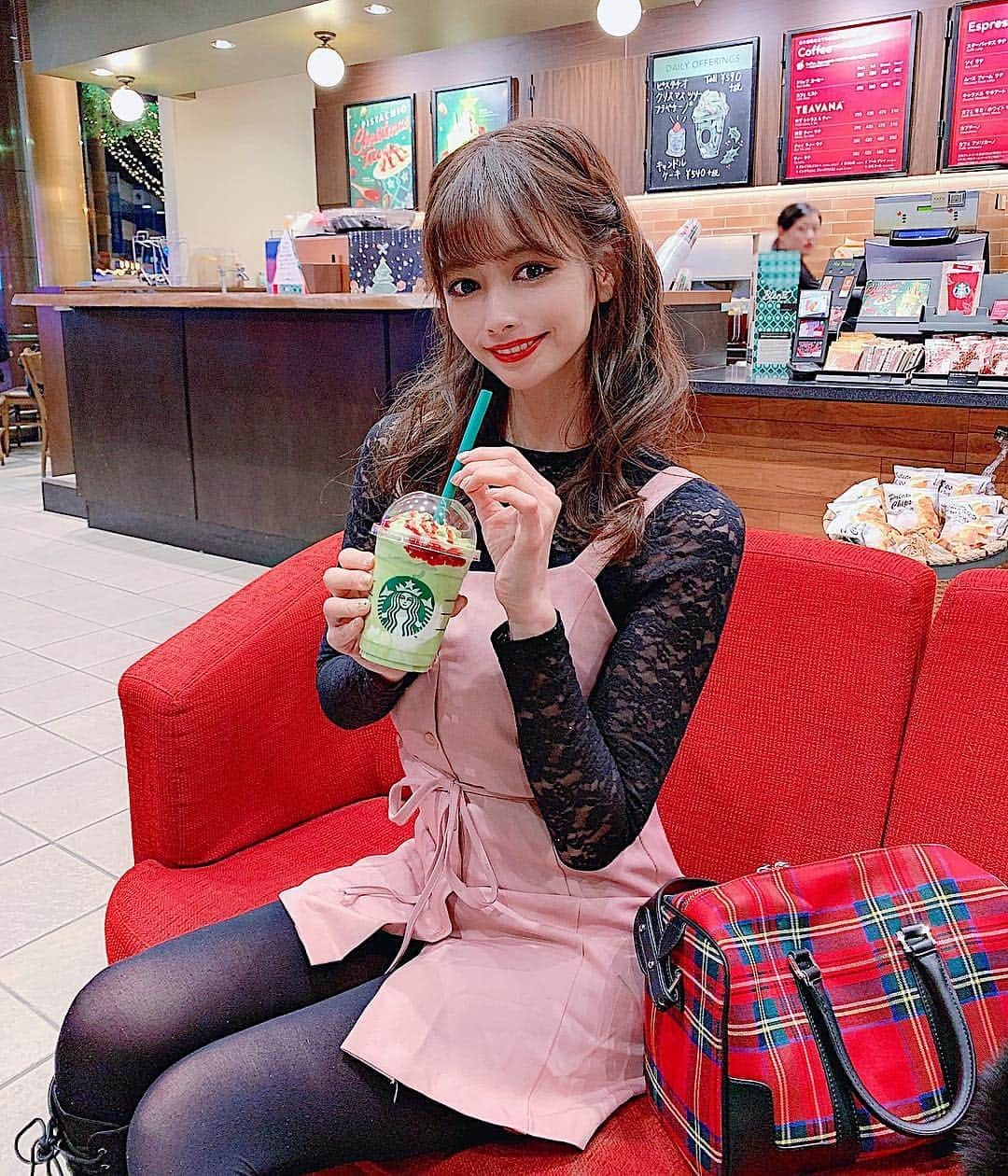 得あゆさんのインスタグラム写真 - (得あゆInstagram)「クリスマス🎄スタバ☕️ ・ 寒いのに冷たいの食べる🥰💚 ピスタチオクリスマスツリーフラペチーノ🎄💚 クリスマスツリーみたいで可愛い❤️ 味はピスタチオでめちゃうま💚❤️ ・ ・ ・ ・ ・ ・ #スタバ#スターバックス#ピスタチオクリスマスツリーフラペチーノ#アイスクリーム#アイス#冬#クリスマス#イルミネーション#クリスマスツリー#多摩センター#東京#インスタ映え#カメラ女子#ワンピース#可愛い#綺麗#かき氷#ファッション#コーディネート#ヘアスタイル#winterfashion#starbucks#icecream#onepiece#illumination#frappuccino#xmas#christmas#christmastree#tokyo」12月17日 22時16分 - tokuayu819