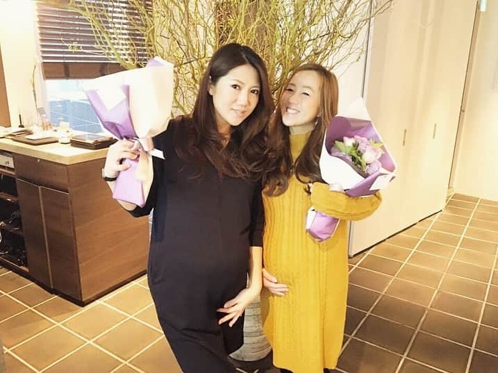 福島寿実子のインスタグラム：「約一年前は2人とも妊婦で、今年はママになってやーっと会えた @yaecinta 😆🍼❤️2ヶ月お姉ちゃんのエマちゃんが、アンの勢いに戸惑いながらも一緒に遊んでくれたり沢山の事を教えてくれて本当にありがとう💗東京にいる間、本当にお世話になっちゃって福井ファミリーに感謝しかない😭🙏✨沢山の思い出をありがとう💜次回の絡みが楽しみでならないよ😂💕 #一時帰国 #生後10ヶ月 #女の子ママ」