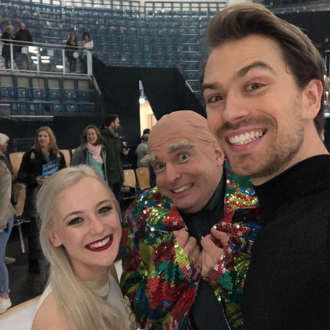 ペニー・クームズさんのインスタグラム写真 - (ペニー・クームズInstagram)「It was great to be back on the ice performing again!! Thank you for having us! 🥰 . . . . #ice #show #iceshow #showgirl #icedance #figureskating #christmasshow #liveshow #liveperformance #laurawright #eisgala #wintershow #tour #iceskate #performer」12月17日 23時01分 - pennycoomes