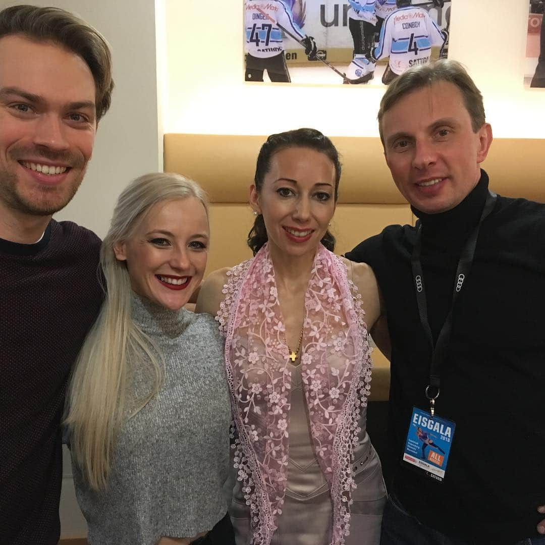 ペニー・クームズさんのインスタグラム写真 - (ペニー・クームズInstagram)「It was great to be back on the ice performing again!! Thank you for having us! 🥰 . . . . #ice #show #iceshow #showgirl #icedance #figureskating #christmasshow #liveshow #liveperformance #laurawright #eisgala #wintershow #tour #iceskate #performer」12月17日 23時01分 - pennycoomes