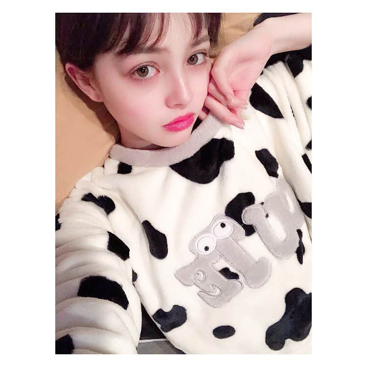 加藤ナナさんのインスタグラム写真 - (加藤ナナInstagram)「﻿ おニューのパジャマ🐮﻿ (謎にキメ顔w)」12月17日 23時23分 - katouchan