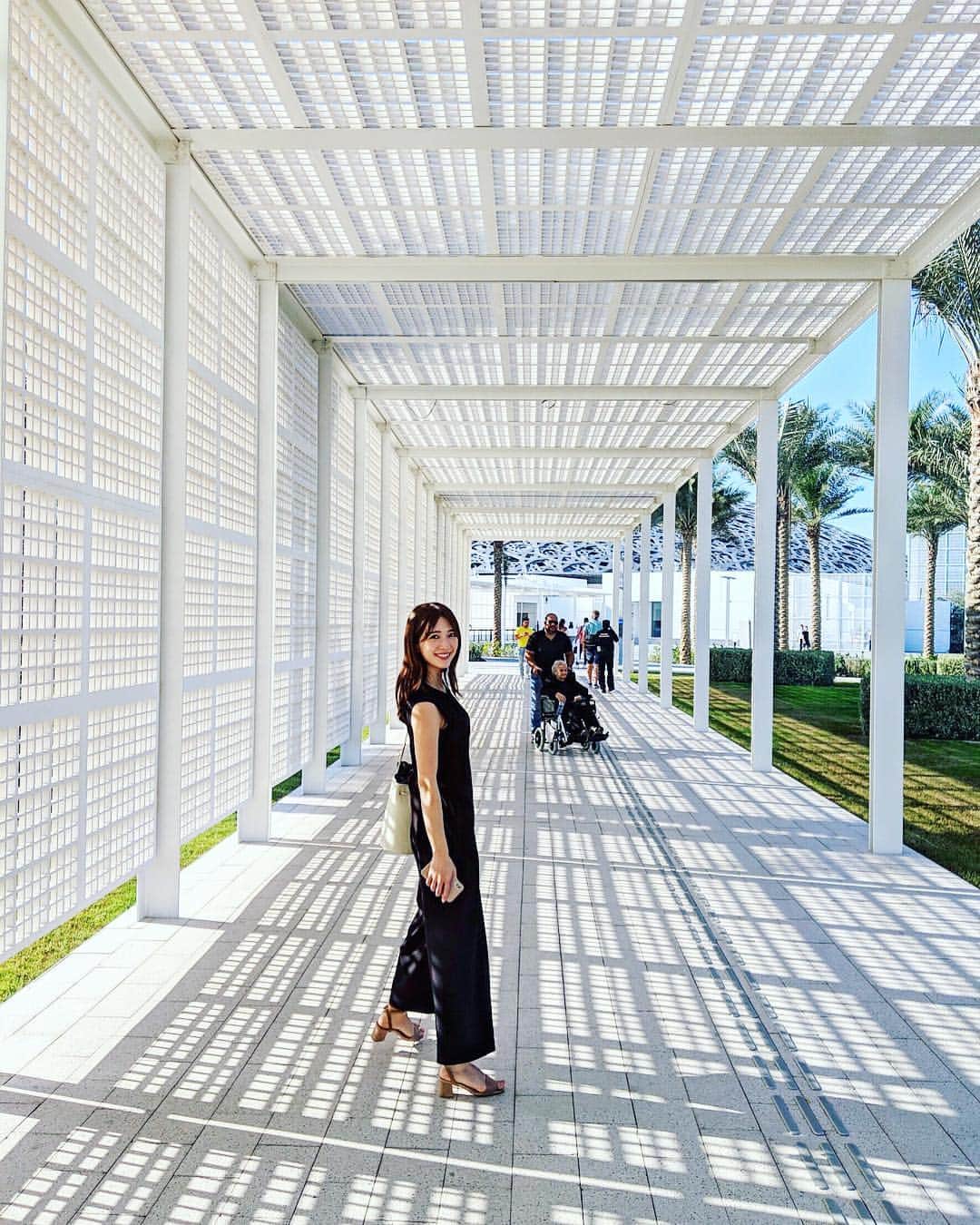 西山真以さんのインスタグラム写真 - (西山真以Instagram)「* 《 Louvre Abū Dhabī 》 . 美術館のエントランスへと続く通路までも、 射し込む光と影で美しい。 . #trip  #dubai  #abudhabi  #louvreabudhabi  #museum」12月17日 23時19分 - mai0830