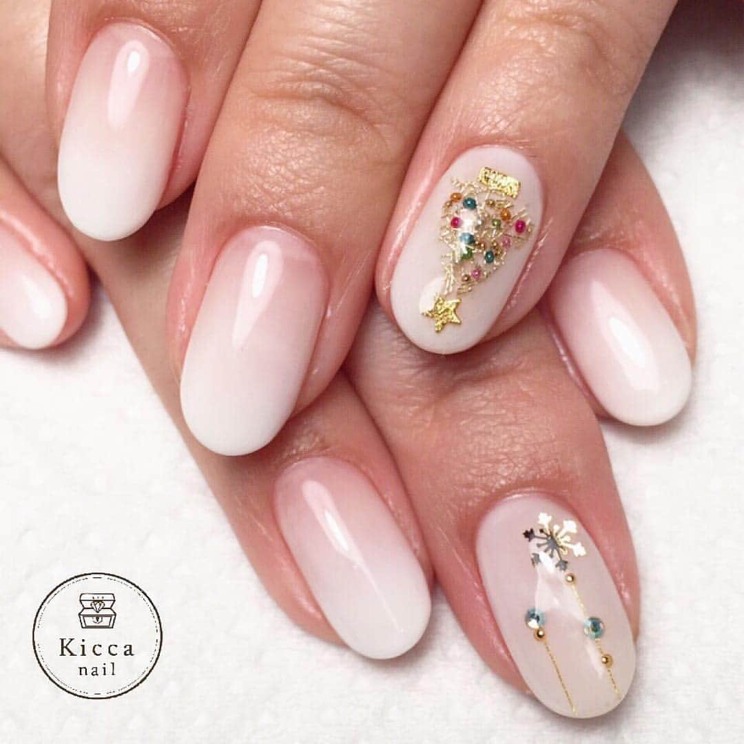 【公式】ネイルパフェ ジェルさんのインスタグラム写真 - (【公式】ネイルパフェ ジェルInstagram)「Repost @kicca_nail #chika先生ネイル ・・・ ホワイトクリスマス❄️🎄🌟 ． この時期人気の白グラデ。だけど苦手な方も多いはず💦 ． ネイルパフェのグラデーション筆&グラデーションホワイトがあれば、超簡単、キレイなグラデが作れますよ💕 .  #instaphoto#nails#nailart#nailclub#nailartist #naildesign#nailsalon#gelnail#nailstagram#ネイル#ネイルデザイン#ネイルサロン#ネイリスト#ネイルアート#ジェルネイル#恵比寿ネイルサロン#kiccanail#キッカネイル#ネイルパフェジェル#ネイルパフェ#白グラデ#ジェルネイルアレルギー#nailparfait#nailparfaitgel #冬ネイル#クリスマスネイル#christmasnails#白グラデーション @nailparfaitgel 使用カラー▶️W3クリアホワイト、W4グラデーションホワイト」12月17日 23時26分 - nailparfaitgel