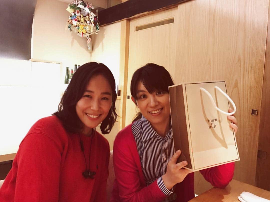 西岡詩穂さんのインスタグラム写真 - (西岡詩穂Instagram)「12月21日が森先輩のお誕生日ということで、ちょっと早いけどお祝いを😋🥂🎁 もう10年以上のお付き合い、、、 これからもよろしくお願いします☺️💕 #happybirthday #birthdaygirl #moriyuki #お誕生日 #フェンシング #先輩 #ロンドンチーム #10年以上 #お付き合い #女子フルーレ #早く先輩達と集まりたい #fencing」12月17日 23時39分 - shih05823