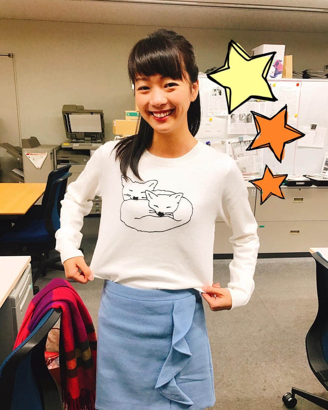 林美沙希さんのインスタグラム写真 - (林美沙希Instagram)「紀ちゃんの服が可愛くて、アナウンス部に入った瞬間ほっこりしました☺️紀ちゃんは「猫です！」って言うんですけれど、気のせいかな。キツネに見える。笑  #紀アナ#猫#キツネ#どっち」12月17日 23時40分 - misaki0hayashi