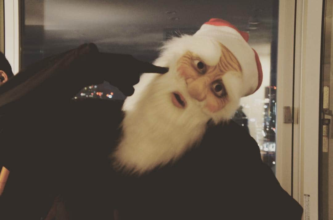 磯村勇斗さんのインスタグラム写真 - (磯村勇斗Instagram)「早めのクリスマスプレゼント🎁  あなたの元に…サンタさんが…  可愛いポーズしても怖いね。これ。笑  ドラマスーツありがとうございました‼️‼️ 楽しかった！！！ #ドラマスーツ」12月18日 0時08分 - hayato_isomura