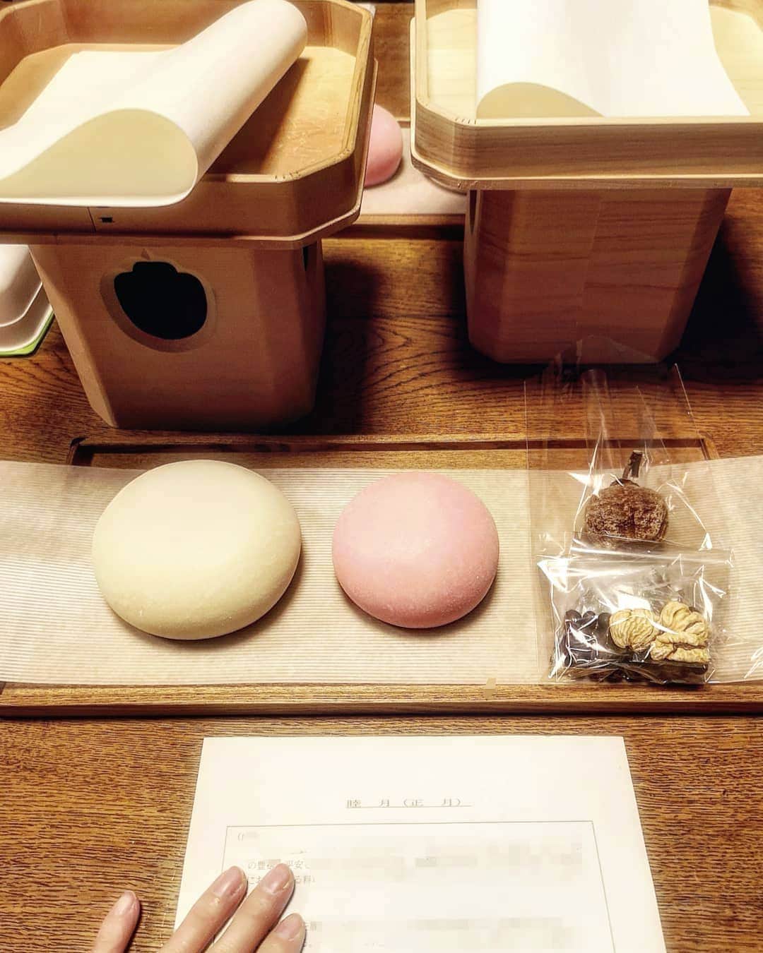三島葉子さんのインスタグラム写真 - (三島葉子Instagram)「【Tokyo】今年もあと僅か。お正月のしつらいのお稽古。こちらでは日本文化の精神性もしっかりと学びます。いつも先生のお話しを聞いて心が浄化される感じがするのは、日本人だからかな。  #お正月 #歳神様 #鏡餅 #しつらい #お稽古 #三島葉子」12月18日 0時49分 - mishima_yoko