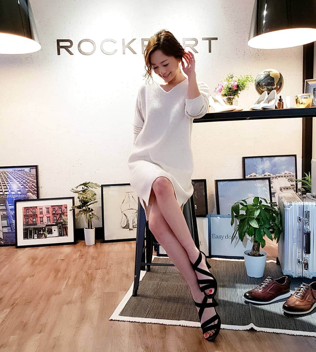 佐藤純さんのインスタグラム写真 - (佐藤純Instagram)「@rockport_jp  2019 SS 展示会へ👠  春と秋はパンプス、夏はサンダル、冬はブーツ…と一年中履いているロックポート。  ほんと、履きやすくて長時間履いても痛くならないの😊  SSも可愛かった。  写真4枚目は即決だったサンダル。  写真1枚目のウェッジソールサンダルの履きやすさにまた驚く👀‼️ ブラウンとブラックと……迷うわ～💕 最後の写真は、今シーズン履いているロックポートのブーティ。  ワンピース→ @and.couture パールビシュー付きソックス→ @calzedonia ブーティ→ @rockport_jp  #rockport #ロックポート #展示会 #サンダル #パンプス #ブーティ #ショートブーツ #明日も履きたいパンプス #走れるパンプス #fashion  #私服 #ootd  #ワンピース #ニットワンピ #ニットワンピース #andcouture #アンドクチュール #calzedonia #カルツェドニア #靴下 #ソックス #ママ#ママモデル#モデル #mama #mamamodel #model」12月18日 1時35分 - junsatoidea