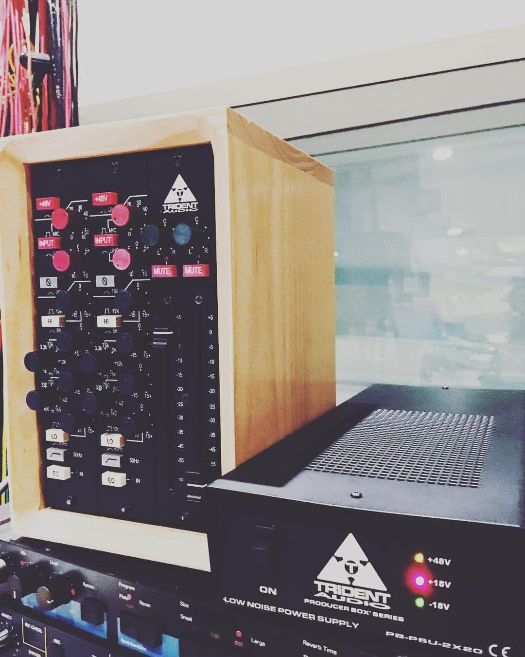 島田昌典のインスタグラム：「先月リバプールからやって来たTridentAudioS80、電源入れたら電源ボックスからモクモクと煙が出て速攻で修理お願いして戻って来てアコギの音録ったらもうDavid BowieやElton John、queenの音してる！ちょっと盛ってるけどあの聞き慣れた音に近い。「Your Song」とかTrident Studio のベヒシュタイン のピアノなんですよねー！ビートルズのホワイトアルバムのマサーマイディア、ヘイジュードもそう。」