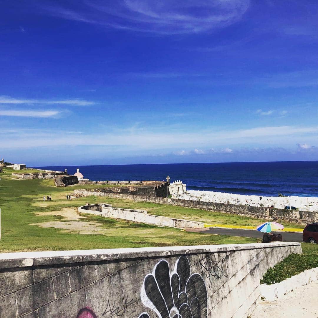 周東佑京のインスタグラム：「． ． プエルトリコ最後の休日！ 歴史のある要塞と旧市街地を 観光してきました‼️ こっちなきて休日ほとんど 引きこもりだったので、 いいリフレッシュになりました☺️ 残り1週間頑張ります！！ #世界遺産 #マッサGOGO」