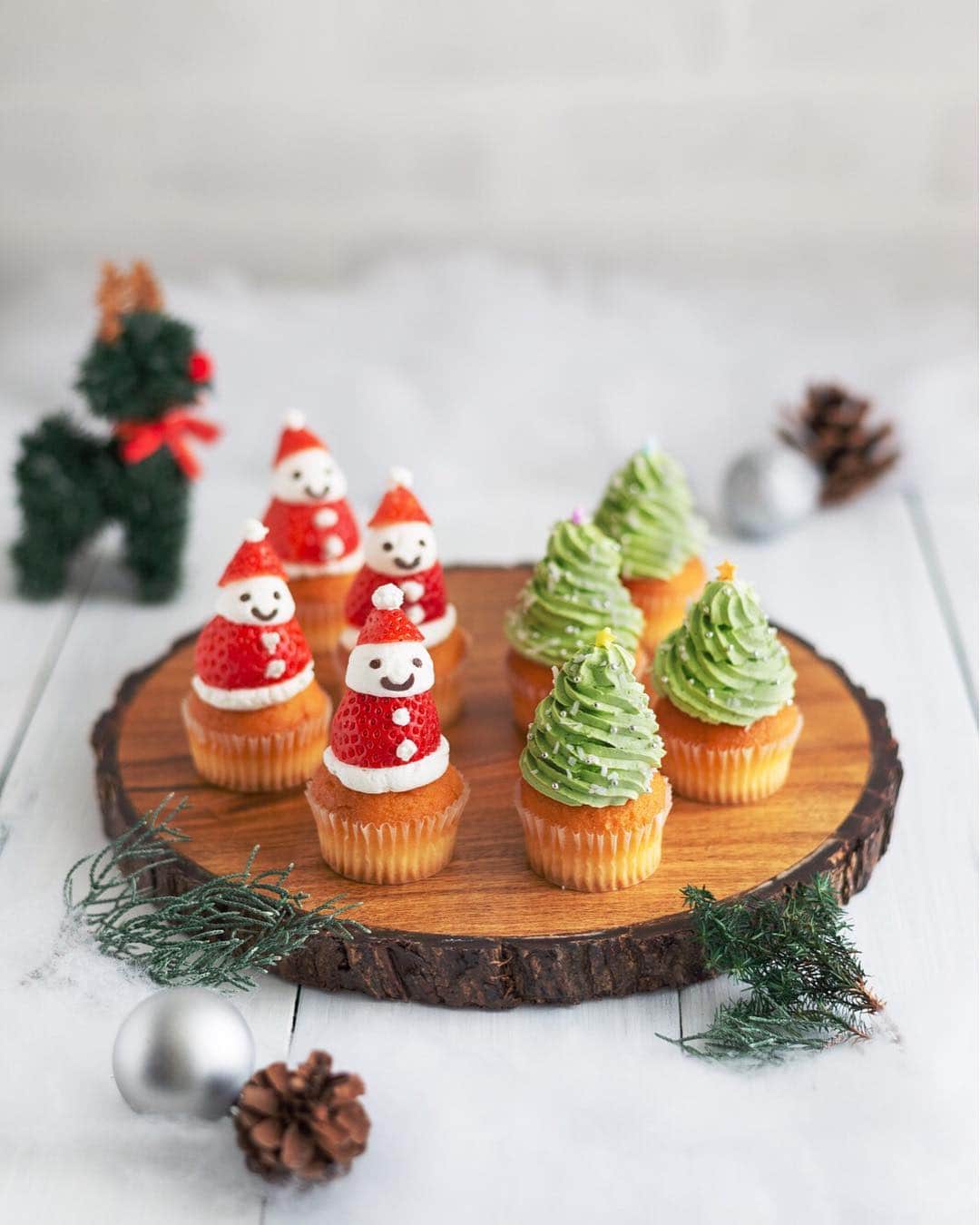 イオンさんのインスタグラム写真 - (イオンInstagram)「トップバリュの「ひとときスイーツ しっとりひとくちプチケーキ」に、いちごやホイップでデコレーション🎄🎅 こんなケーキなら簡単に作れて、しかもとってもかわいいから、クリスマスパーティーのスイーツにいかがですか？たくさん作ったら華やかで写真映えもばっちり♪ ・ ・ #カップケーキ #クリスマスカップケーキ #サンタ #クリスマスツリー #クリスマススイーツ #クリスマスパーティー #クリパ #いちご #カップケーキデコ #お菓子作り #手作りスイーツ #おうちカフェ #パティシエカメラ部 #お菓子作り好きな人と繋がりたい #クッキングラム #xmas #christmas #cupcake #AEON #イオン」12月18日 12時00分 - aeon_japan