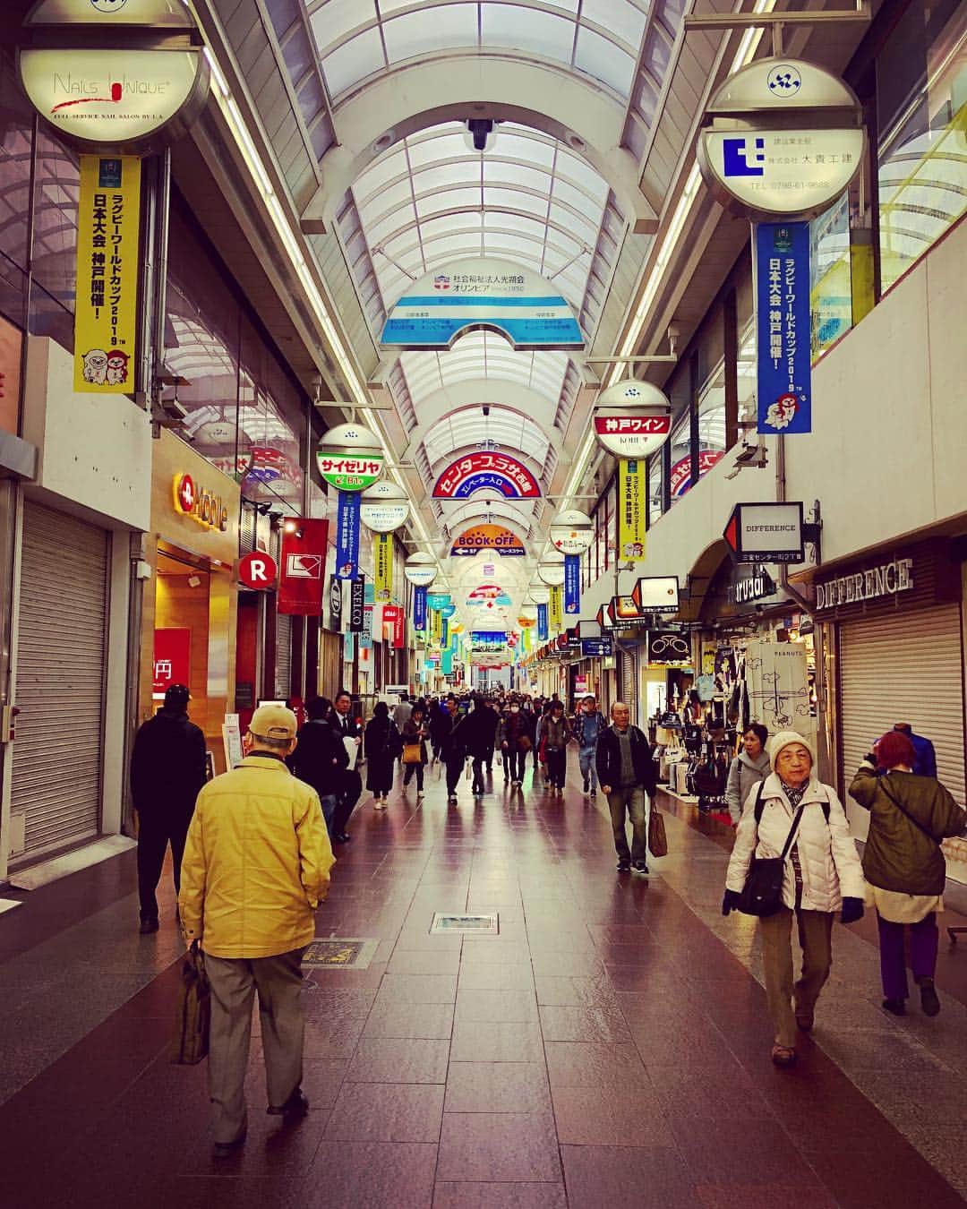 のインスタグラム：「三ノ宮アーケード昼と夜中」