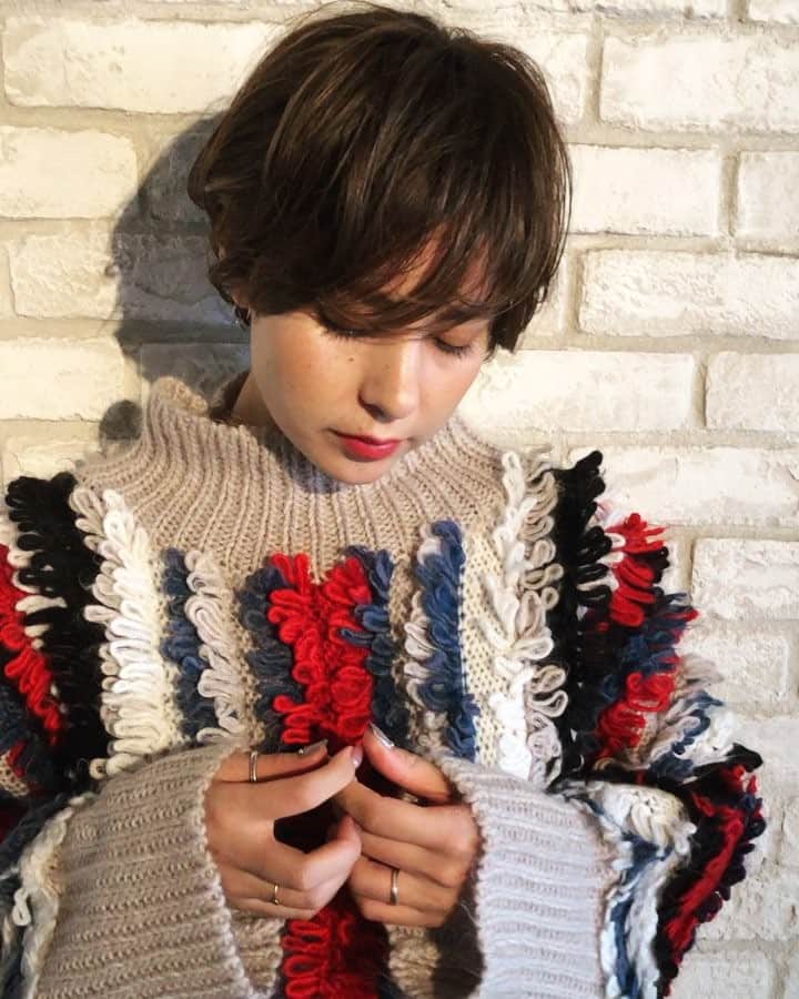 渡部幸也のインスタグラム：「火曜日はサロン定休日なので、朝活で作品撮りをさせていただきました📸 モデルさんはお久しぶりの藤岡さん💇‍♀️ くせのあるセミウェットなショートスタイルにさせていただきました✨ ドライスタイルも可愛いですが、ウェット感のある柔らかいミニマムなシルエットも可愛いのでおススメです🙆‍♂️ いつもながら朝から時間をさいてくれるモデルさん達には、本当に感謝です🙇 年内の作品撮りの予定日は埋まってしまいましたので、また来年もどうぞよろしくお願いします🤲 そして年内は全てサロン勤務になりますので、サロンも引き続きよろしくお願いします😊  #ヘアスタイル #ヘア #髪型 #ヘアカタログ #ヘアセット #ヘアアレンジ #パーマ #カラー #ヘアカラー #hair #グラデーションカラー #代官山美容室 #代官山美容院 #美容学生 #サロン #中目黒美容室 #中目黒美容院 #モデル #サロンモデル #lala__hair #ヘアメイク #メイク #中目黒 #代官山 #恵比寿 #渋谷 #ar_magazine #murua #emoda #un3d」