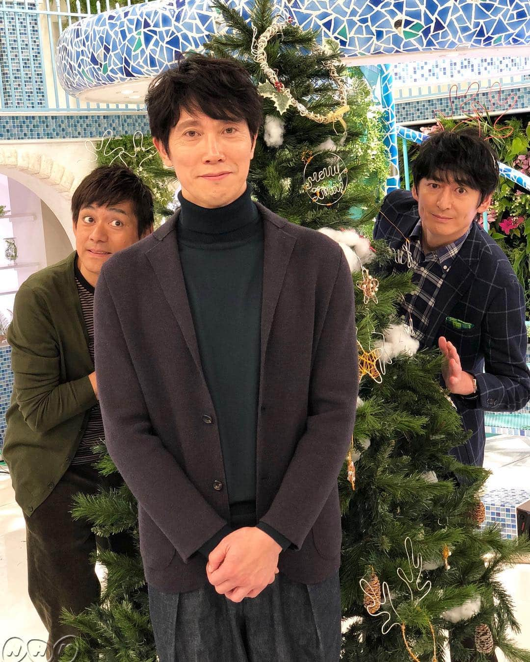 あさイチさんのインスタグラム写真 - (あさイチInstagram)「もうすぐクリスマス🎄💫あさイチではメンズがクリスマス支度をしました🎅 #佐々木蔵之介 さん #博多華丸大吉 さん #よーく見ると  #頭にはワイヤーで作った #トナカイのカチューシャ #クリスマスのオーナメント  #カラフルなワイヤーで自由自在‼️ #nhk #あさイチ #8時15分から」12月18日 12時31分 - nhk_asaichi