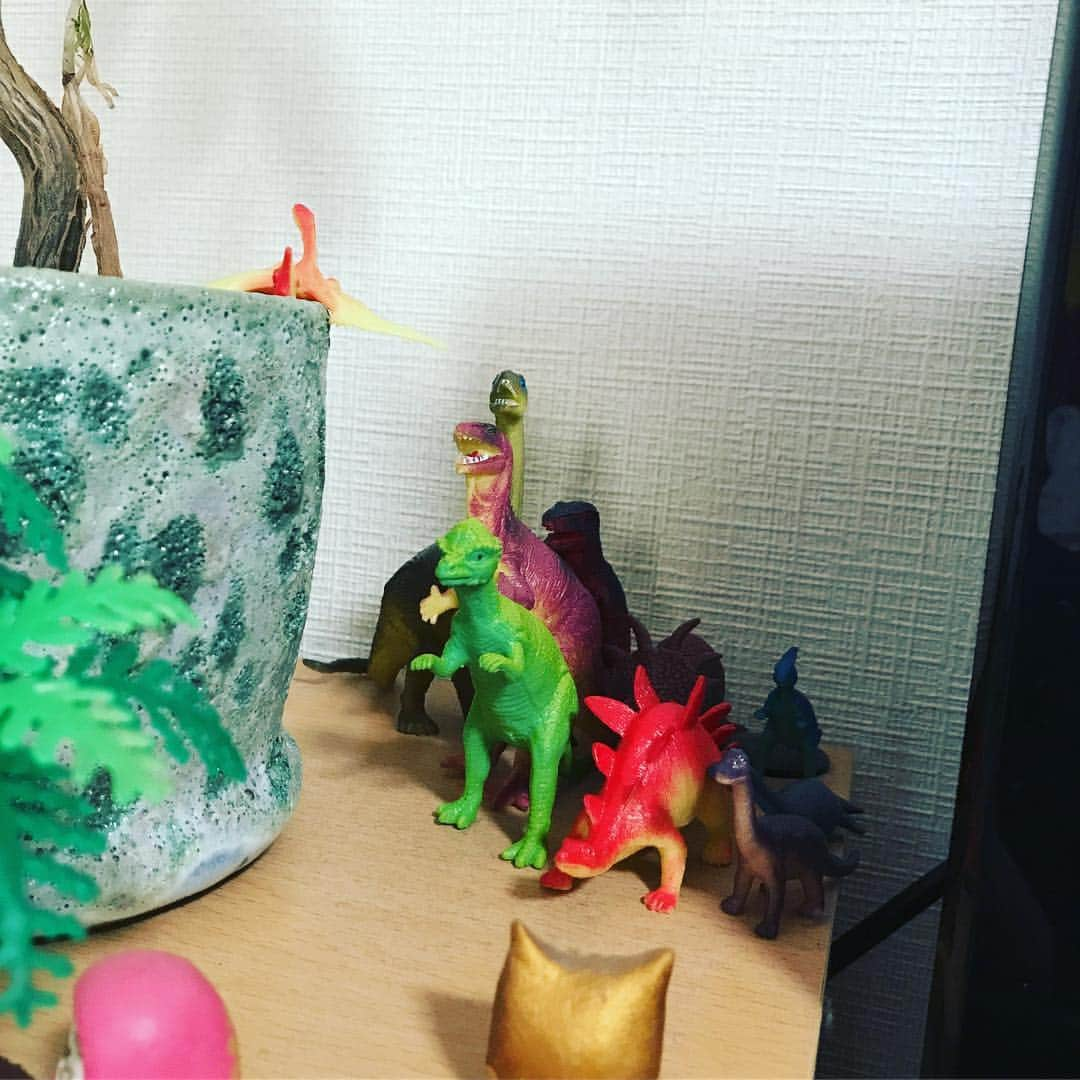 中村涼子さんのインスタグラム写真 - (中村涼子Instagram)「『ダルマ紀』 🦖「寝て起きたらなんかいる。得体が知れないし近付けない。」 #こっち見てる猫ダルマ #石粉粘土」12月18日 13時01分 - nakamuraryoko56