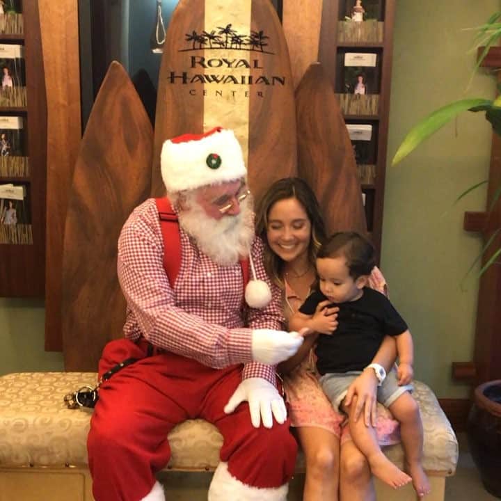 アリッサ ウーテンのインスタグラム：「Thank you to @royalhwnctr for picking our family as one of your lucky winners for your #rhcholiday winners!!! Noa got a private photo session with Santa!!! He didn’t scream so that’s good hahah, I think that candy cane helped 🎅🏼 we also got lots of other goodies that I will be posting my story ❤️ Merry Christmas @royalhwnctr we are so stoked!!! We’ve never won an Instagram contest before!! 🎄」