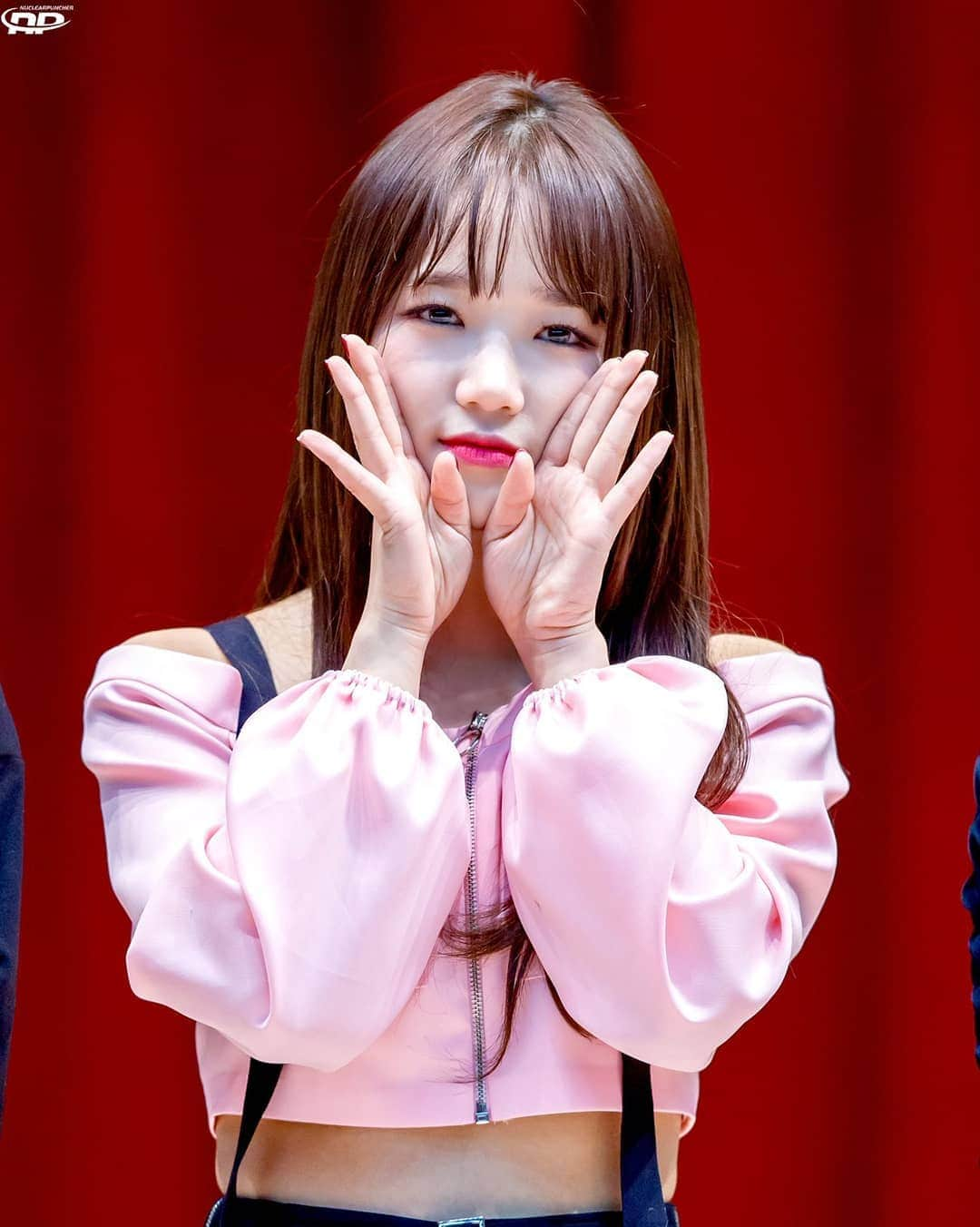 チェ・ユジョンさんのインスタグラム写真 - (チェ・ユジョンInstagram)「; ♡ 181202 | #wekimeki 여의도팬사인회  Fansign event 📷 ©nuclear_puncher . . .  #아이오아이 #IOI #choiyoojung #yoojung #최유정 #유정 #KPOP #wekimeki #위키미키」12月18日 9時31分 - wemeyoojung_