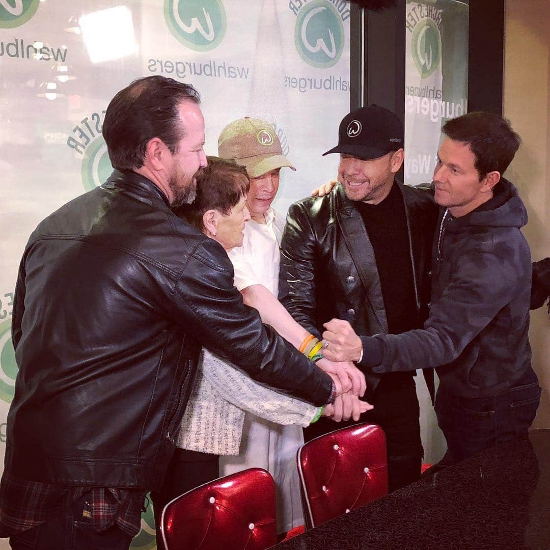 マーク・ウォールバーグさんのインスタグラム写真 - (マーク・ウォールバーグInstagram)「It’s all about family. #WahlburgersDOT #Wahlburgers #Dorchester #grandopening #familyfirst 🍔🍟」12月18日 9時51分 - markwahlberg