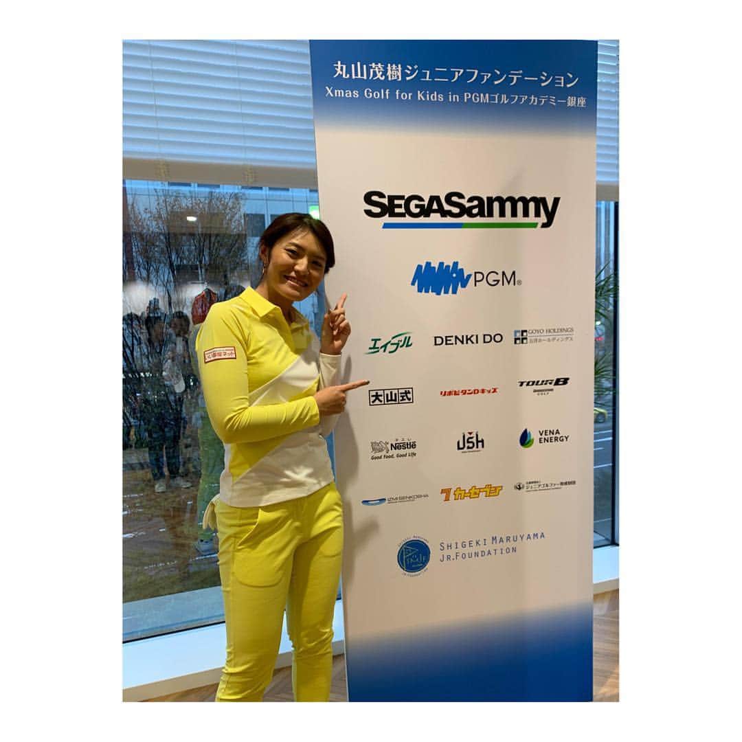 渡邉彩香のインスタグラム：「丸山さんのジュニアファンデーションのクリスマスイベントに参加してきました😊 今年はたくさんのジュニアゴルファーたちとシュミレーションゴルフで対決🏌️‍♂️ みんなのうまさにびっくり😳！ 思わず真剣になってしまいました！笑 とても楽しいイベントでした😊！！ ありがとうございました😊  #丸山茂樹ジュニアファンデーション  #PGMゴルフアカデミー銀座」